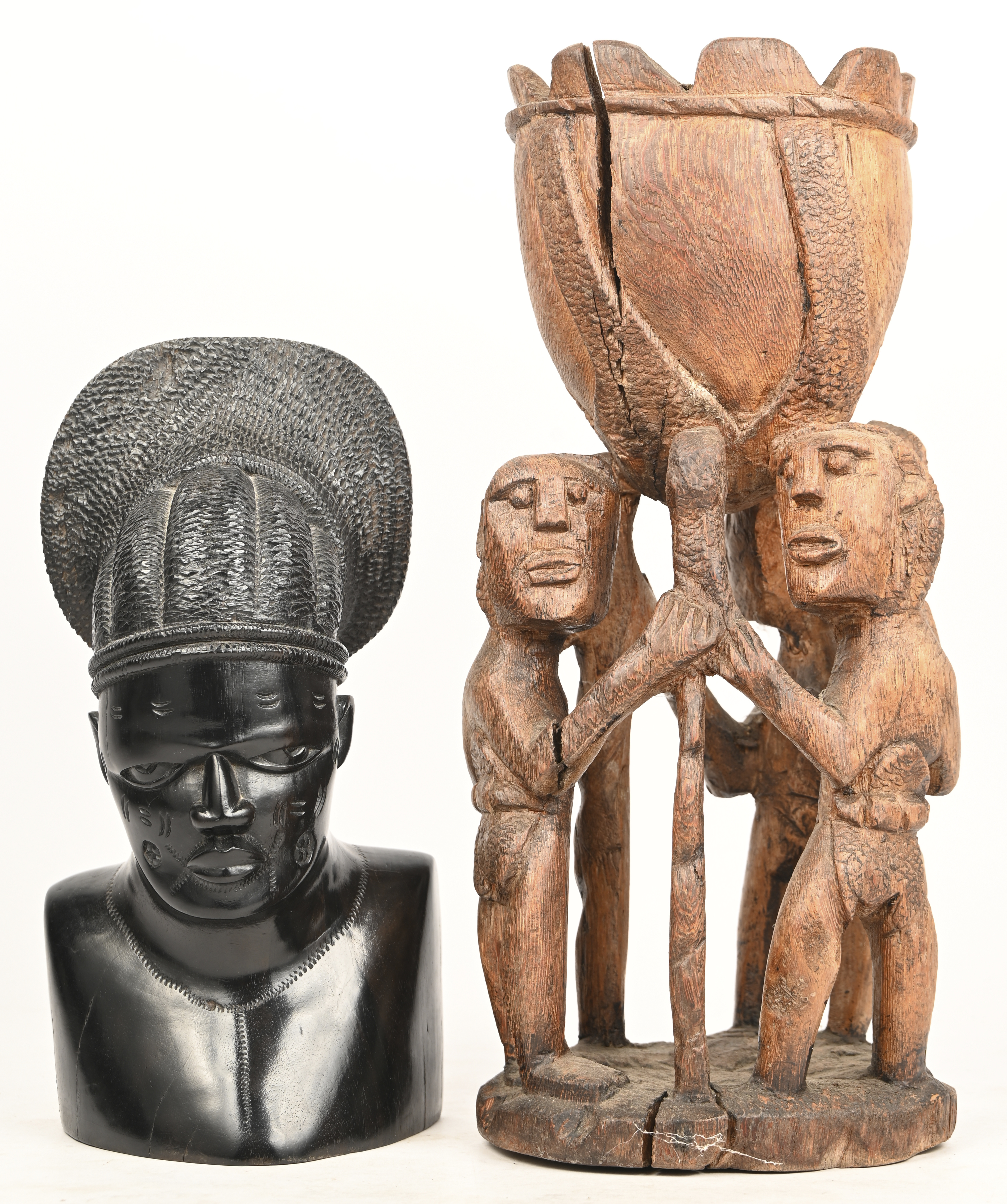 een lot van twee houten Afrikaanse objecten bestaande uit een buste een een schaaltje gedragen door drie figuren een lot van twee houten Afrikaanse objecten bestaande uit een buste een een schaaltje gedragen door drie figuren.