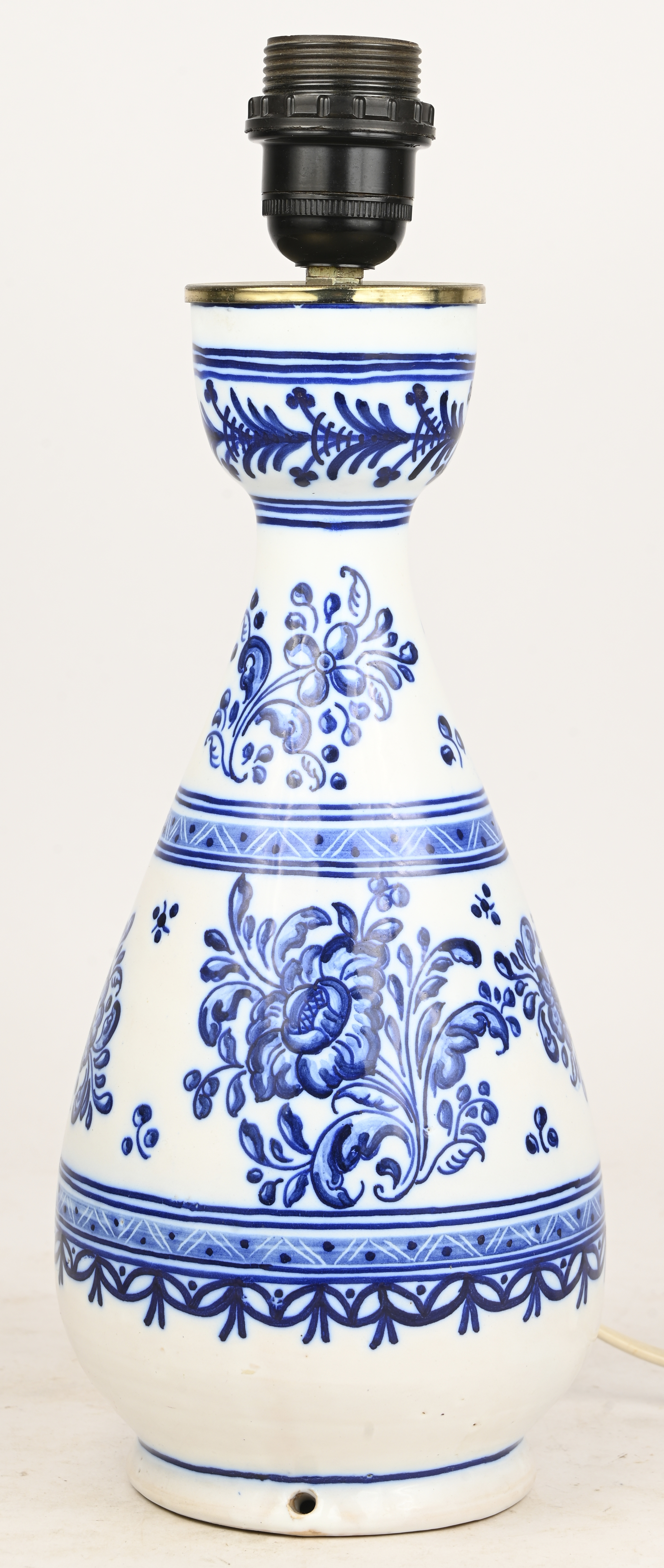 Een lampvoet van blauw-wit geglazuurd aardewerk. Onderaan gemerkt Een lampvoet van blauw-wit geglazuurd aardewerk. Onderaan gemerkt.