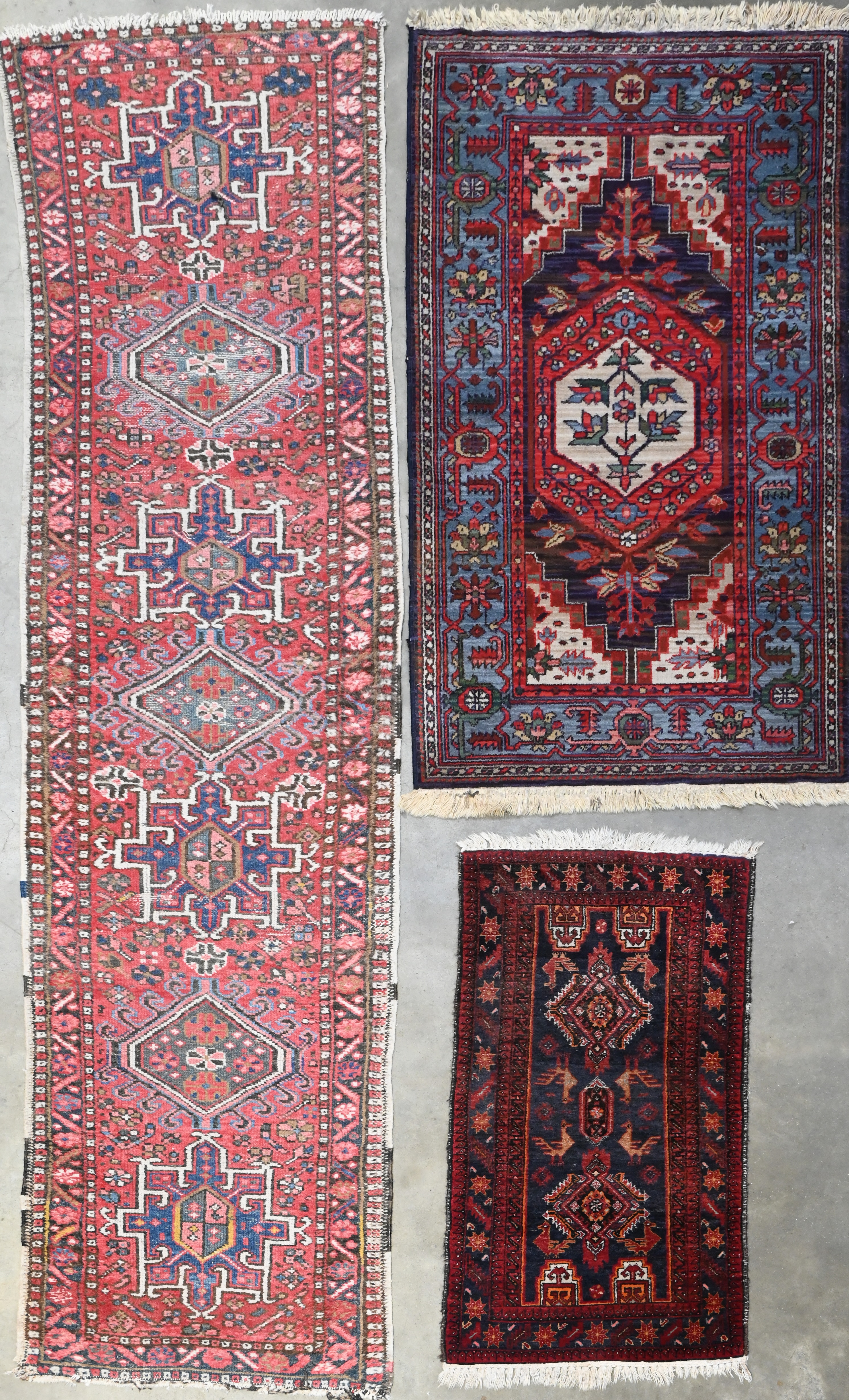 Twee handgeknoopte oosterse tapijtjes en een loper Twee handgeknoopte oosterse tapijtjes en een loper.