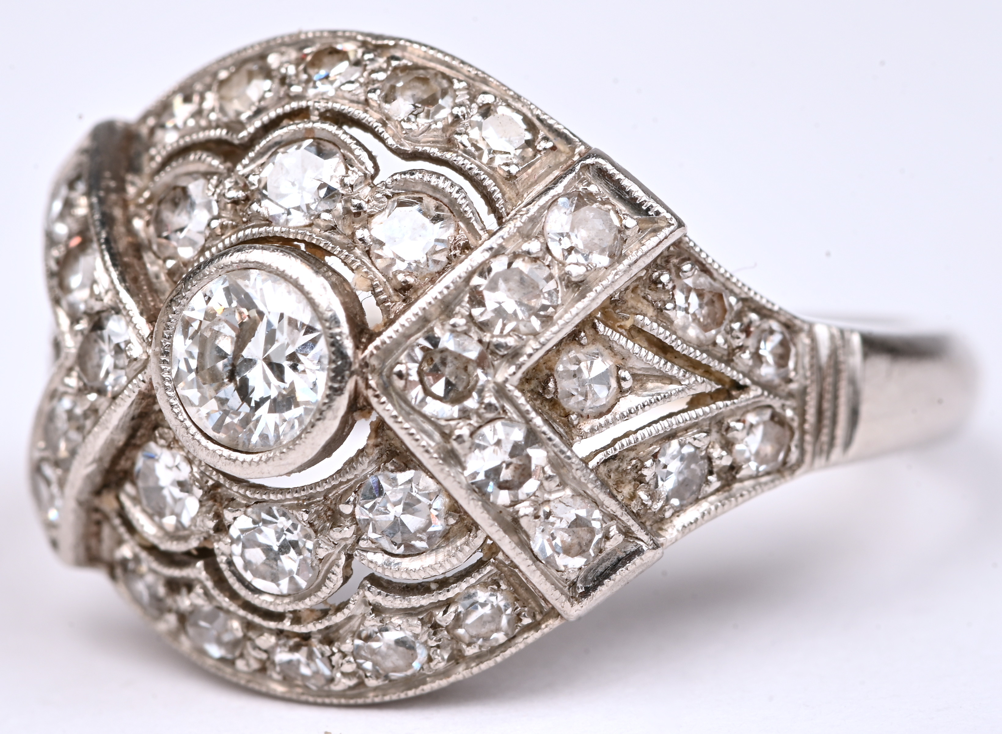 Een 18 kt witgouden art deco ring bezet met diamanten oude slijp met een gezamenlijk gewicht van +- 0,60 ct Een 18 kt witgouden art deco ring bezet met diamanten oude slijp met een gezamenlijk gewicht van +- 0,60 ct.