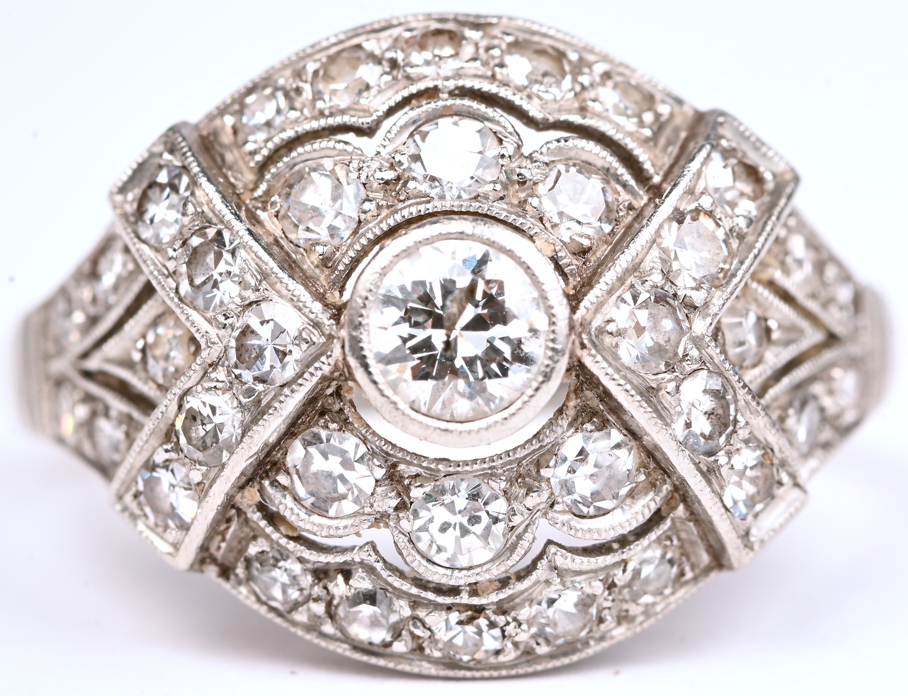 Een 18 kt witgouden art deco ring bezet met diamanten oude slijp met een gezamenlijk gewicht van +- 0,60 ct Een 18 kt witgouden art deco ring bezet met diamanten oude slijp met een gezamenlijk gewicht van +- 0,60 ct.