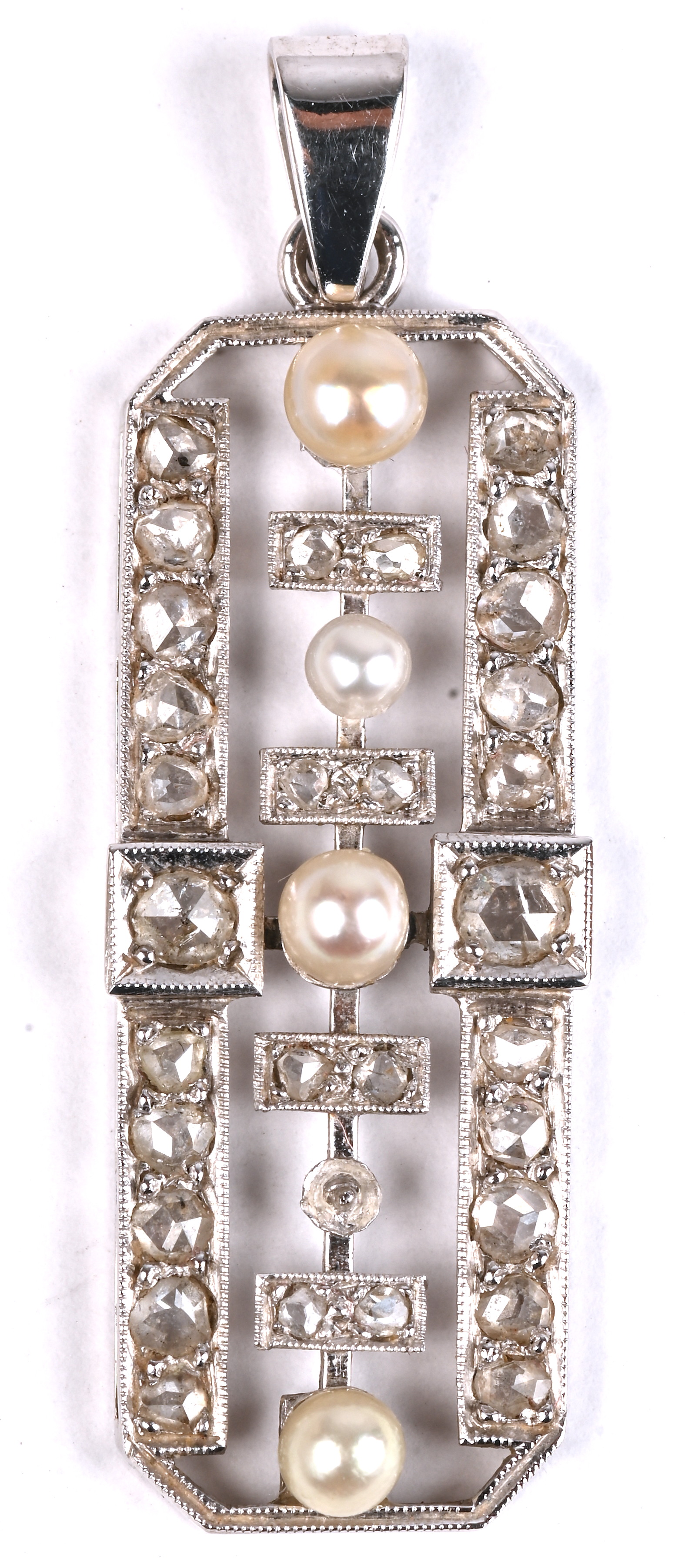 Een 18 kt witgouden art deco hanger bezet met diamanten met een gezamenlijk gewicht van+- 0,40 ct. en pareltjes Een 18 kt witgouden art deco hanger bezet met diamanten met een gezamenlijk gewicht van+- 0,40 ct. en pareltjes.