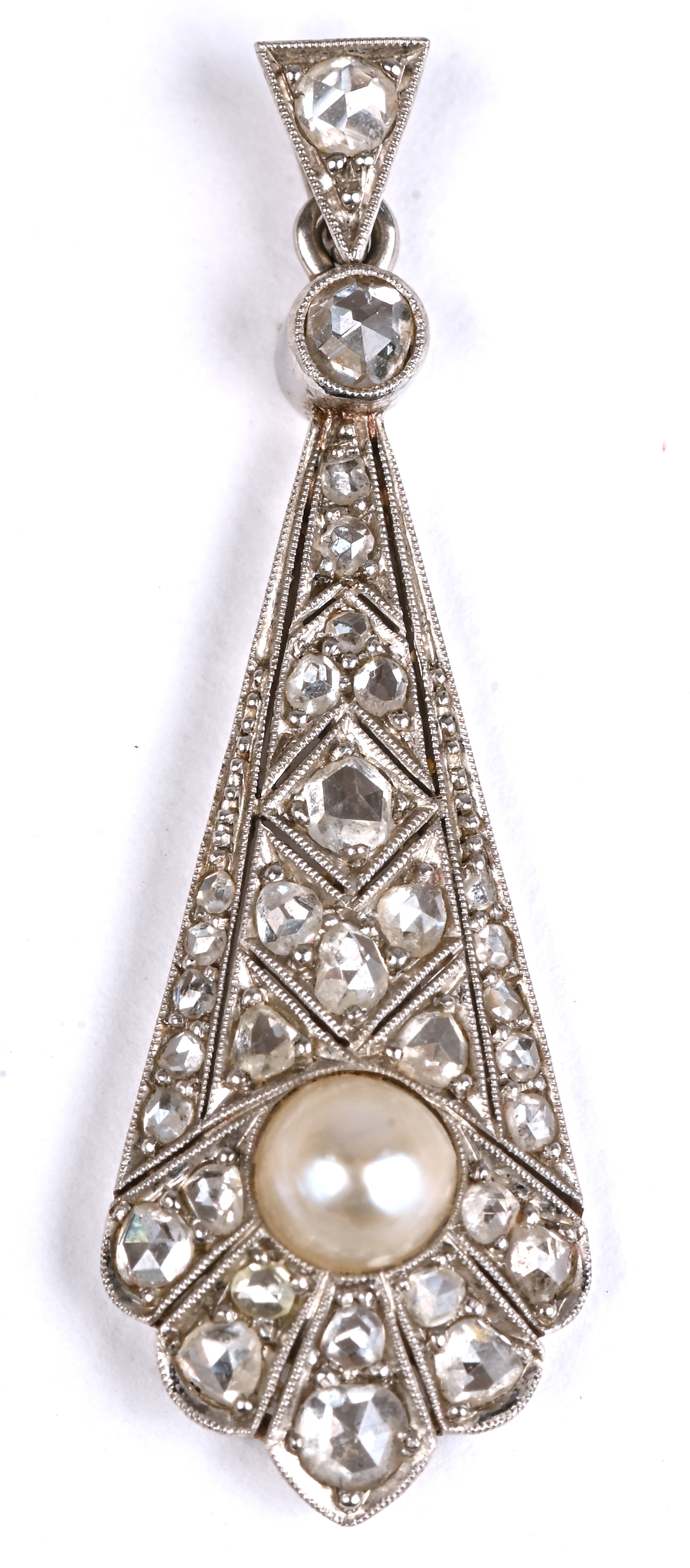 Een 18 kt witgouden art deco hanger bezet met diamanten oude slijp met een gezamenlijk gewicht van+- 0,30 ct. en pareltjes Een 18 kt witgouden art deco hanger bezet met diamanten oude slijp met een gezamenlijk gewicht van+- 0,30 ct. en pareltjes.