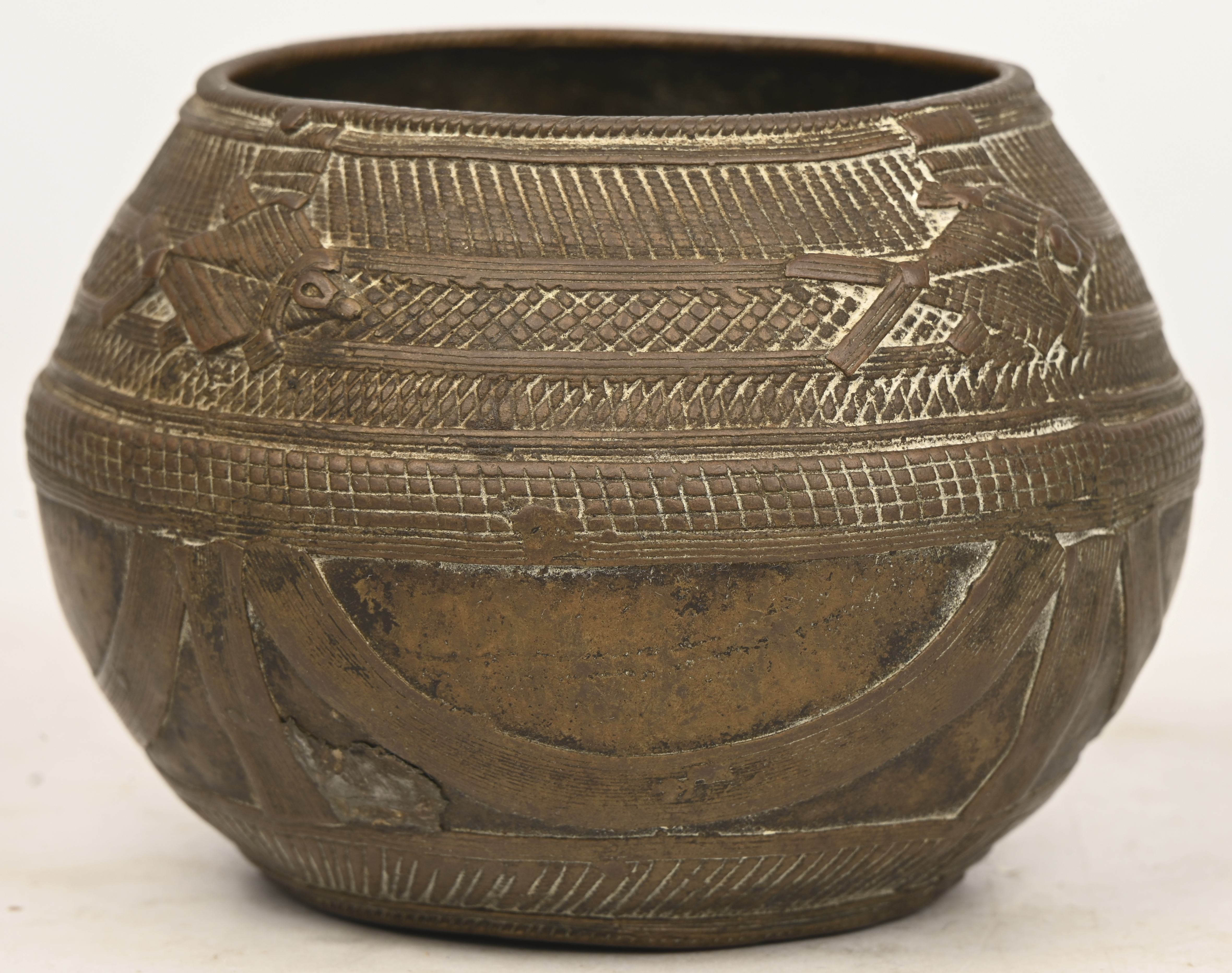 Een kommetje van gedecoreerd Afrikaans brons, met een decor van geometrische patronen en vissen Een kommetje van gedecoreerd Afrikaans brons, met een decor van geometrische patronen en vissen.