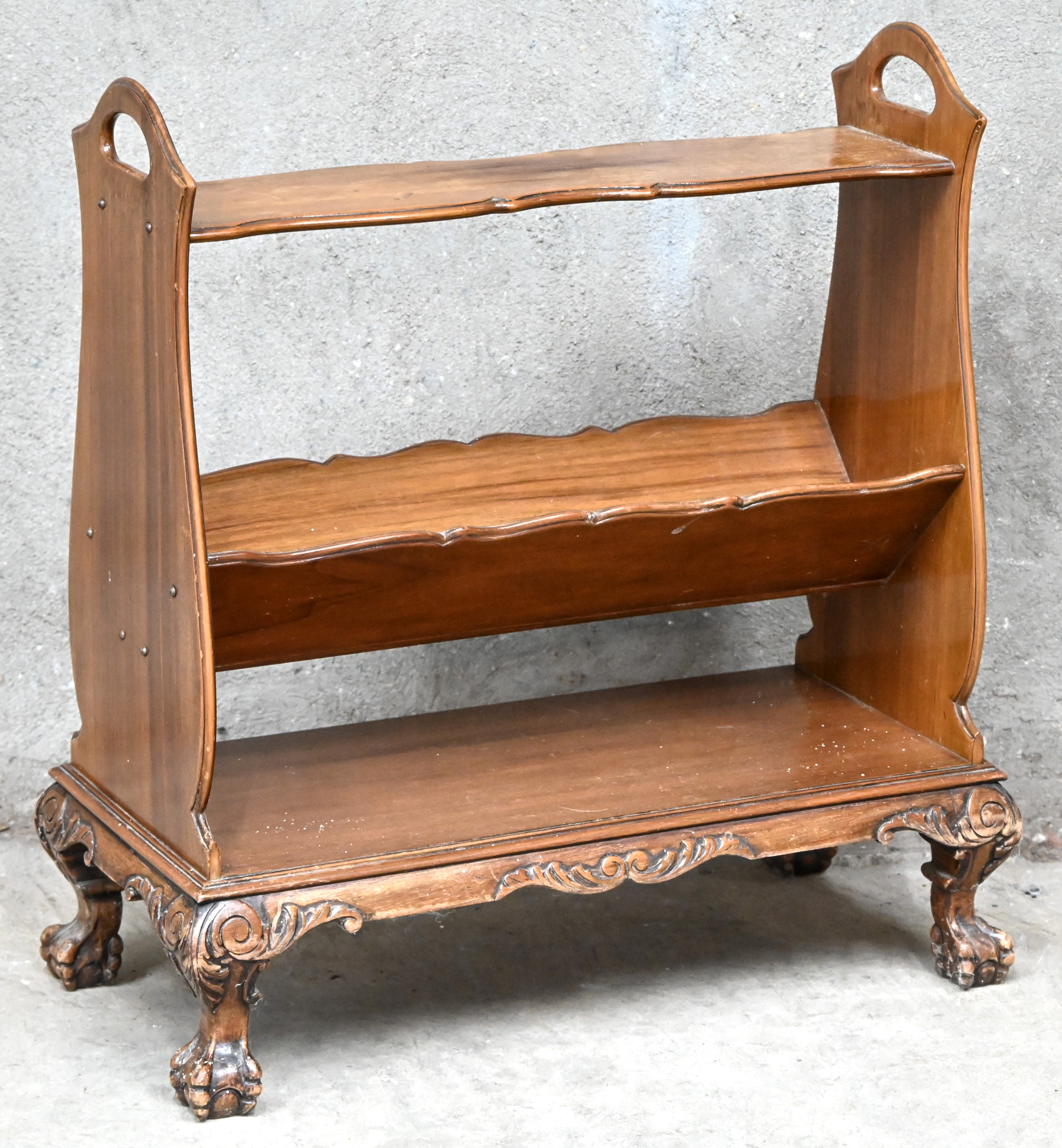 Een houten krantenbakje met gesculpteerde klauwenpoten Een houten krantenbakje met gesculpteerde klauwenpoten.