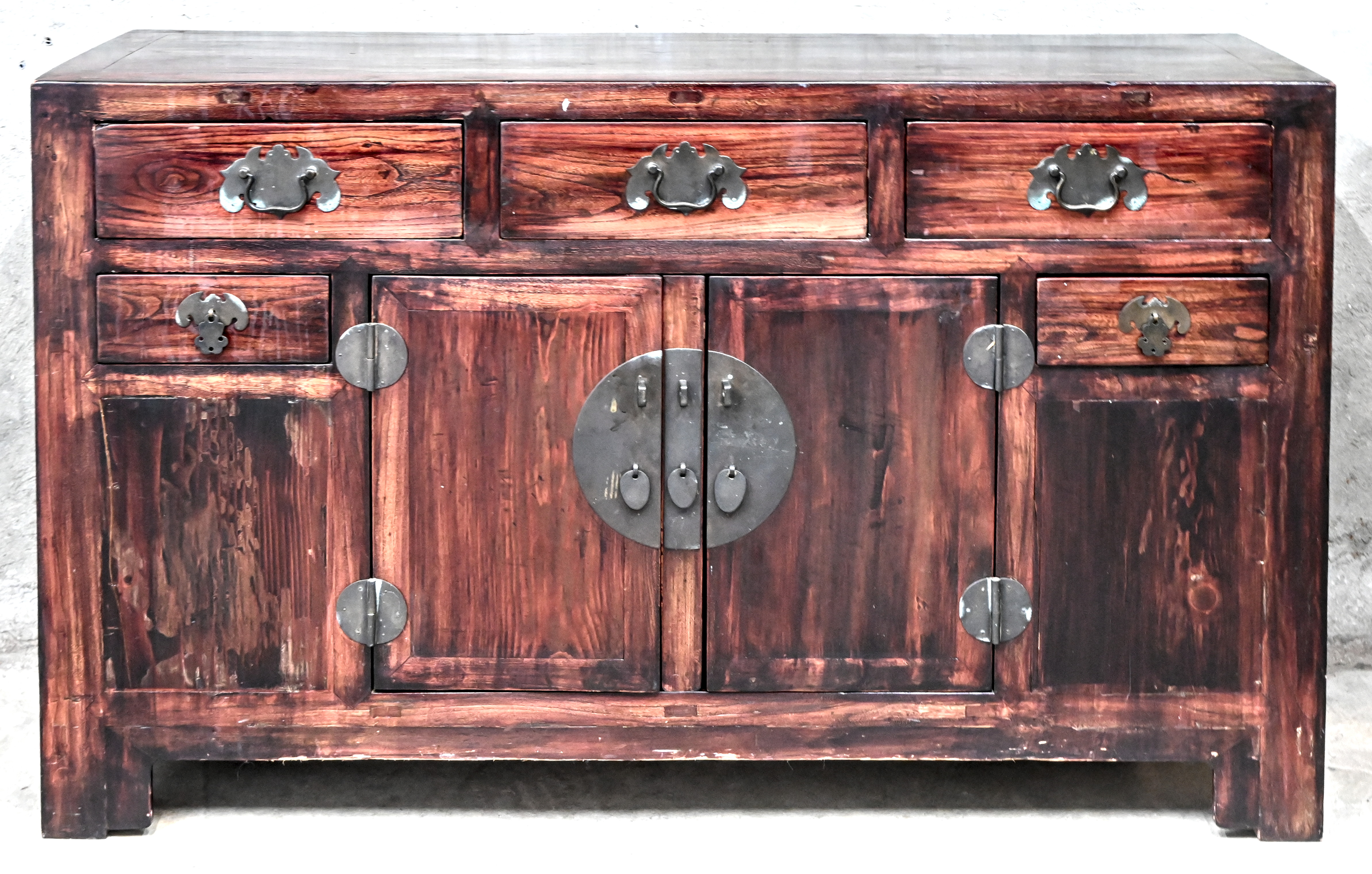 Een Chinese dressoir, 5 laden en 2 deuren, met bronzen beslag Een Chinese dressoir, 5 laden en 2 deuren, met bronzen beslag.