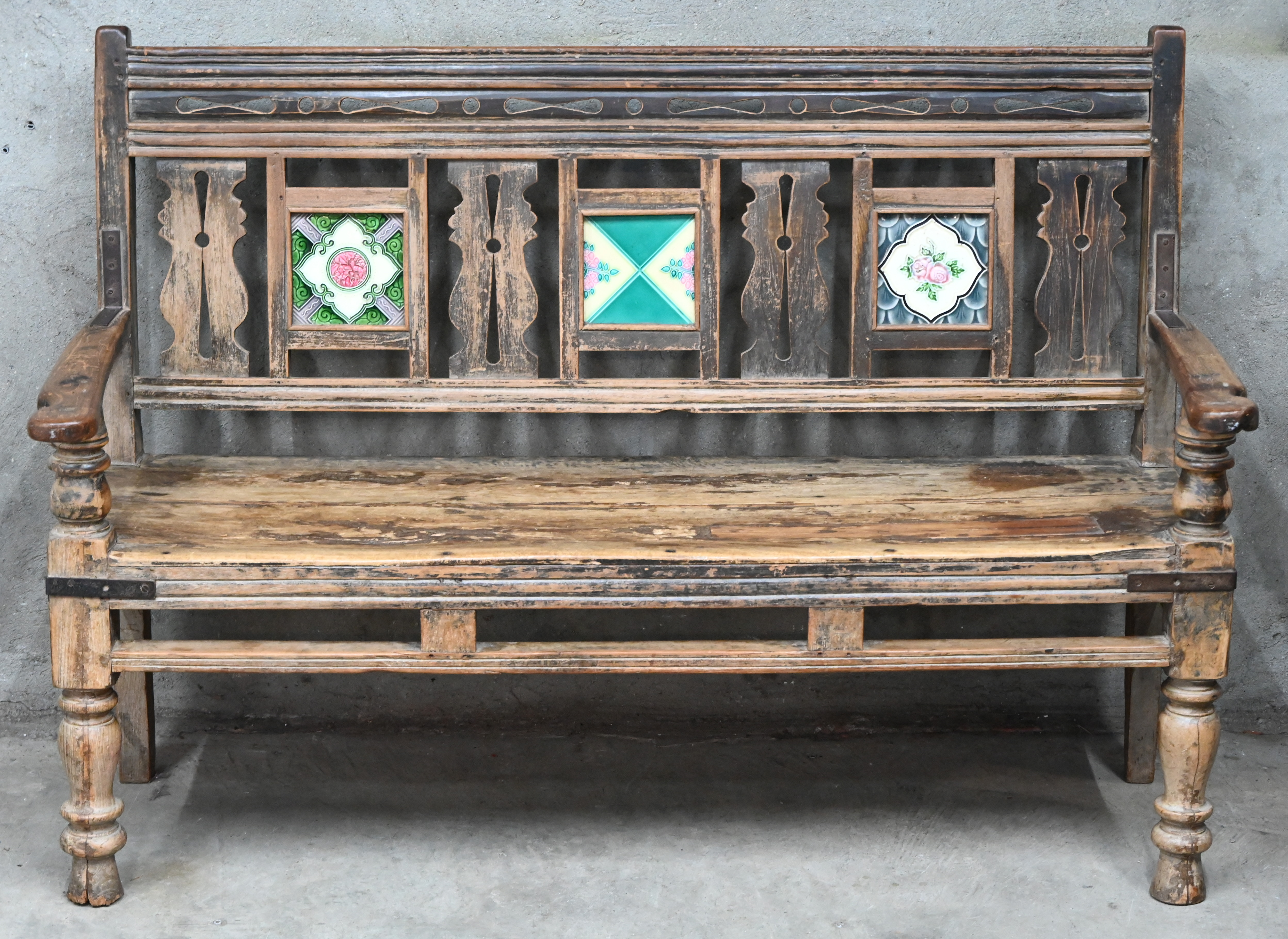 Een antieke massief houten bank met 3 tegels in de rugleuning Een antieke massief houten bank met 3 tegels in de rugleuning.