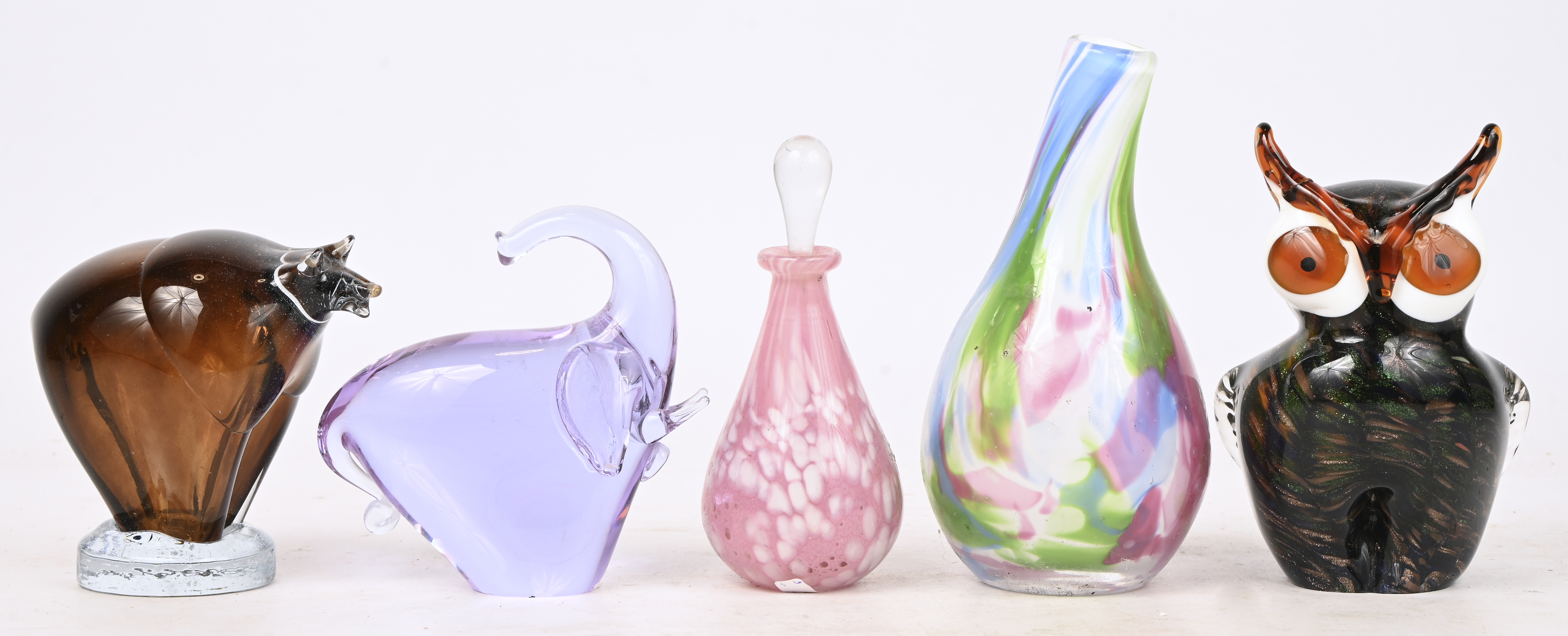 Een lot van 5 stuks glaswerk bestaande uit een olifant, beer (lasipaja sinisiipi), uil, parfumflesje (Medina glass) & vaasje (Fidrio Holland) Een lot van 5 stuks glaswerk bestaande uit een olifant, beer (lasipaja sinisiipi), uil, parfumflesje (Medina glass) & vaasje (Fidrio Holland).