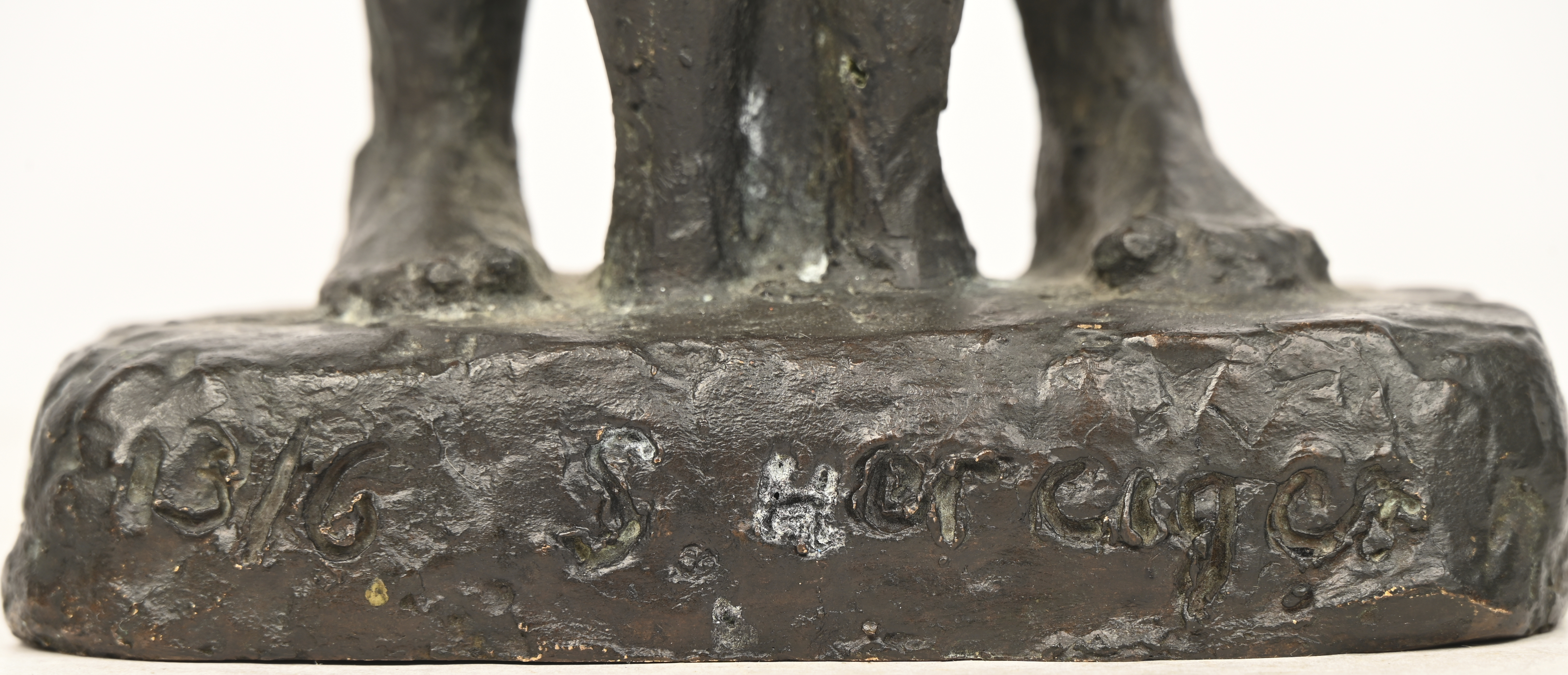 “De omhelzing.” Bronzen beeld van een man en vrouw. Genummerd 3/6. Gesigneerd op de voet “De omhelzing.” Bronzen beeld van een man en vrouw. Genummerd 3/6. Gesigneerd op de voet.