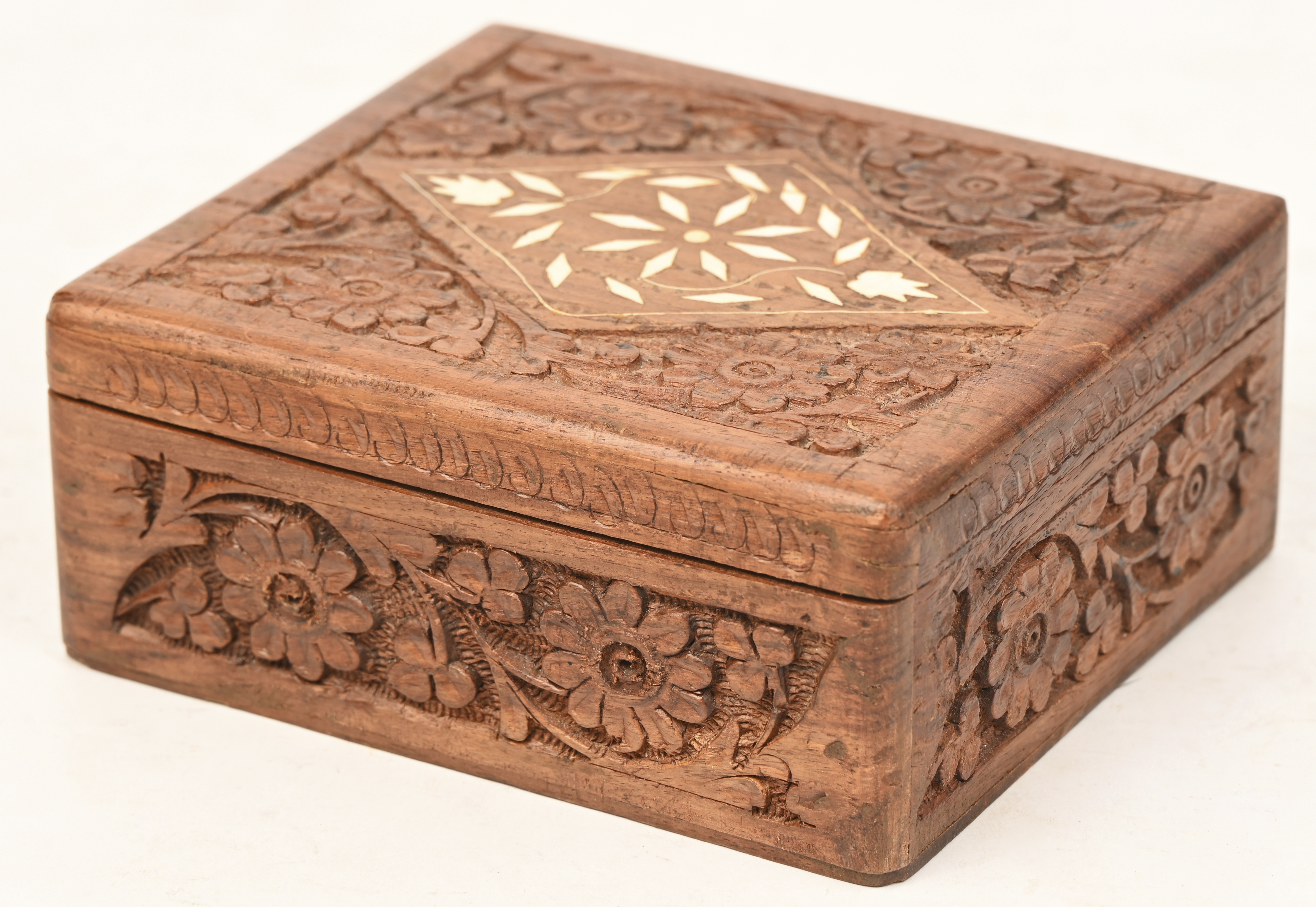 Een klein gesculpteerd houten kistje met parelmoer inleg Een klein gesculpteerd houten kistje met parelmoer inleg.