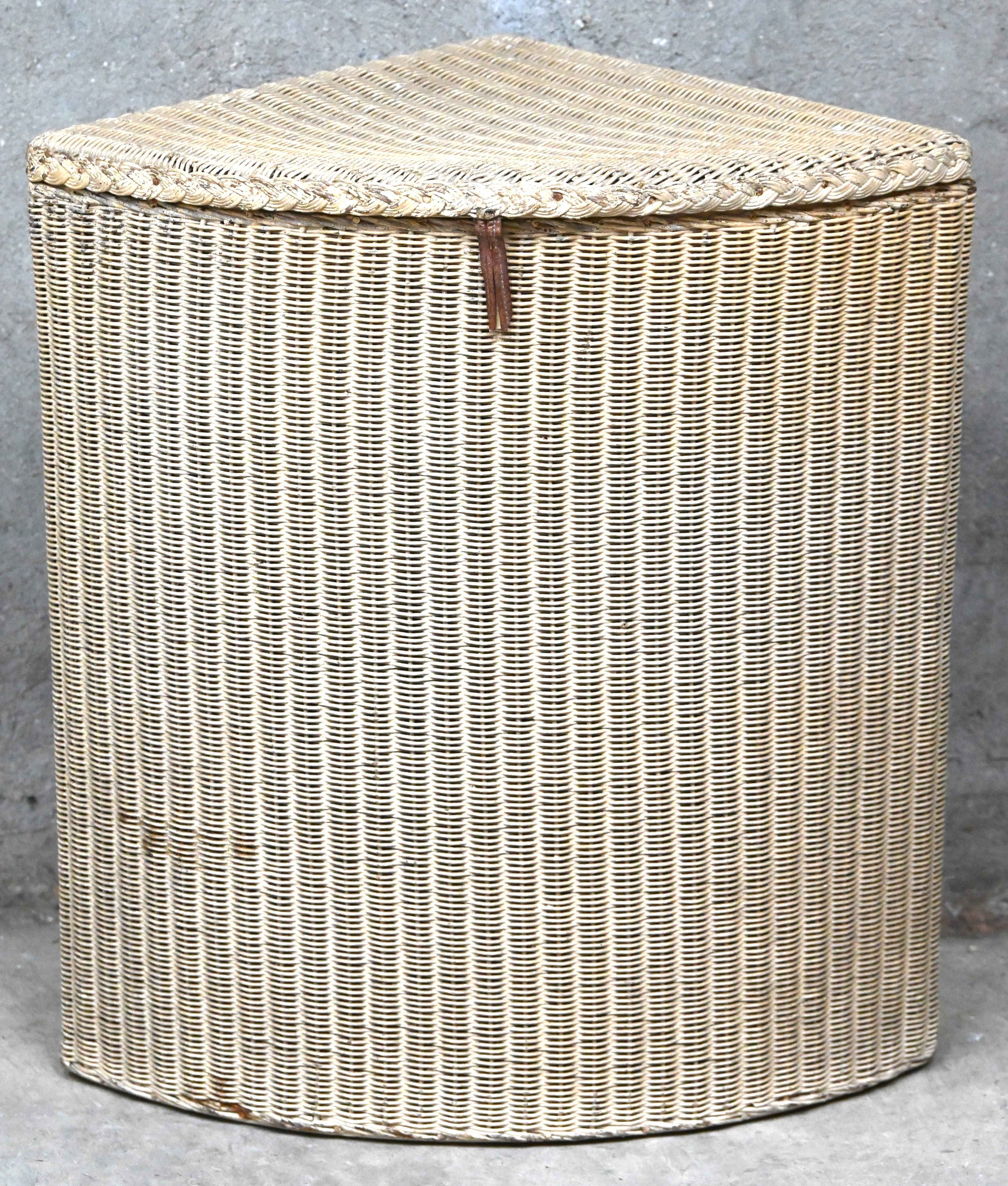 Een vintage hoekmandje, gemerkt Lloyd Loom, a Lusty product Een vintage hoekmandje, gemerkt Lloyd Loom, a Lusty product.