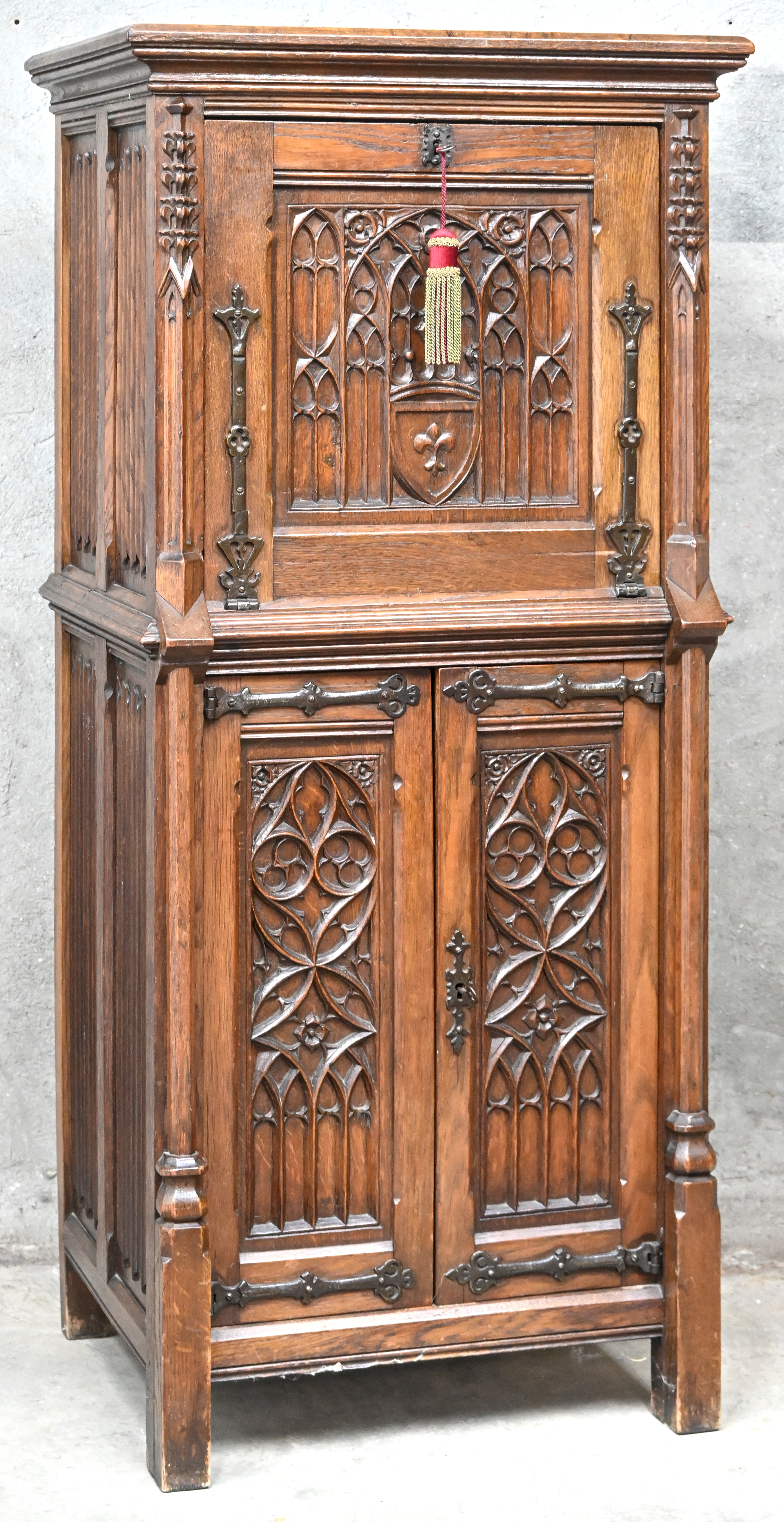 Een massief eikenhouten kastje in Gotische stijl Een massief eikenhouten kastje in Gotische stijl.