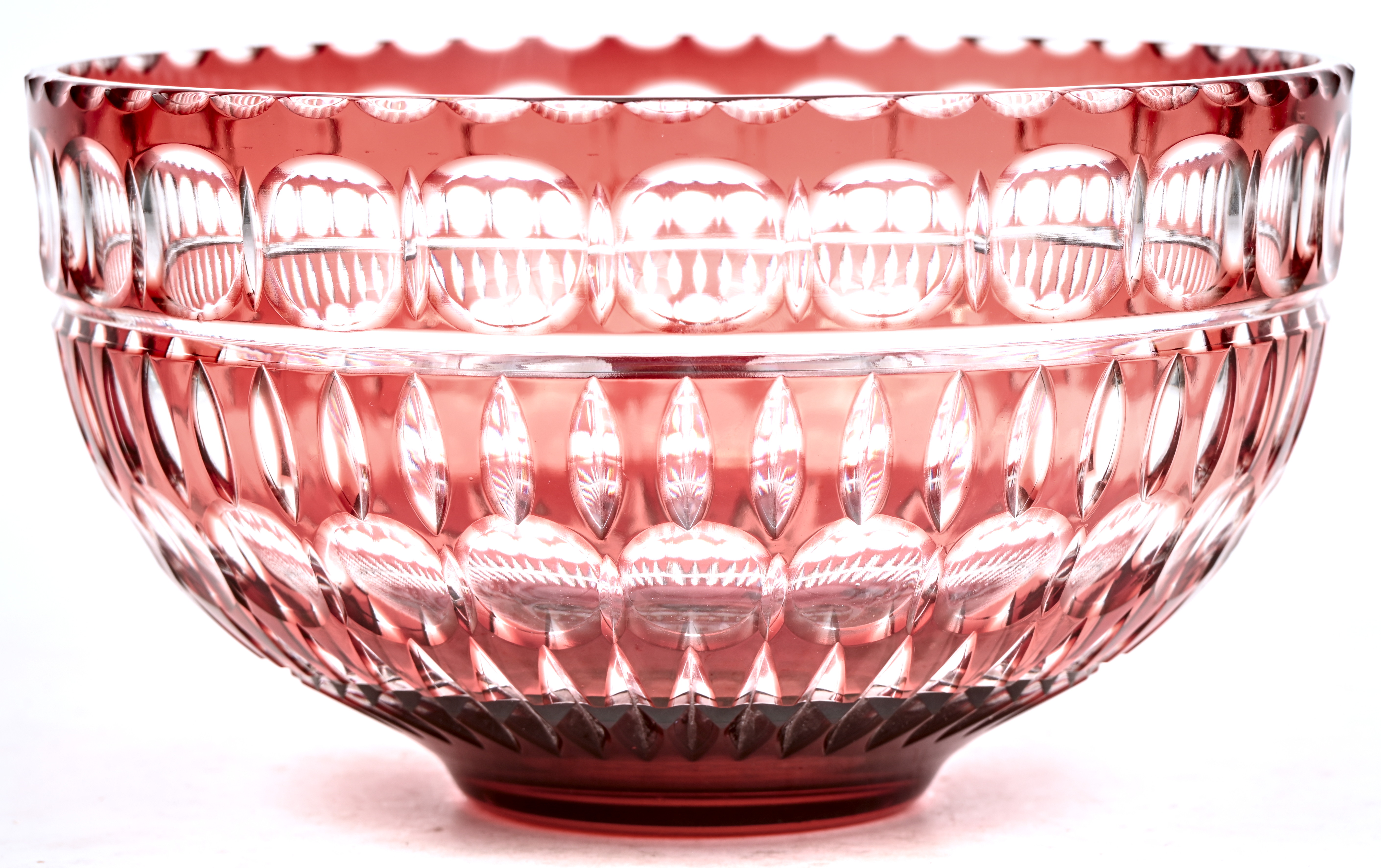 Een grote Hongaars kristallen coupe, rood in de massa gekleurd Een grote Hongaars kristallen coupe, rood in de massa gekleurd.