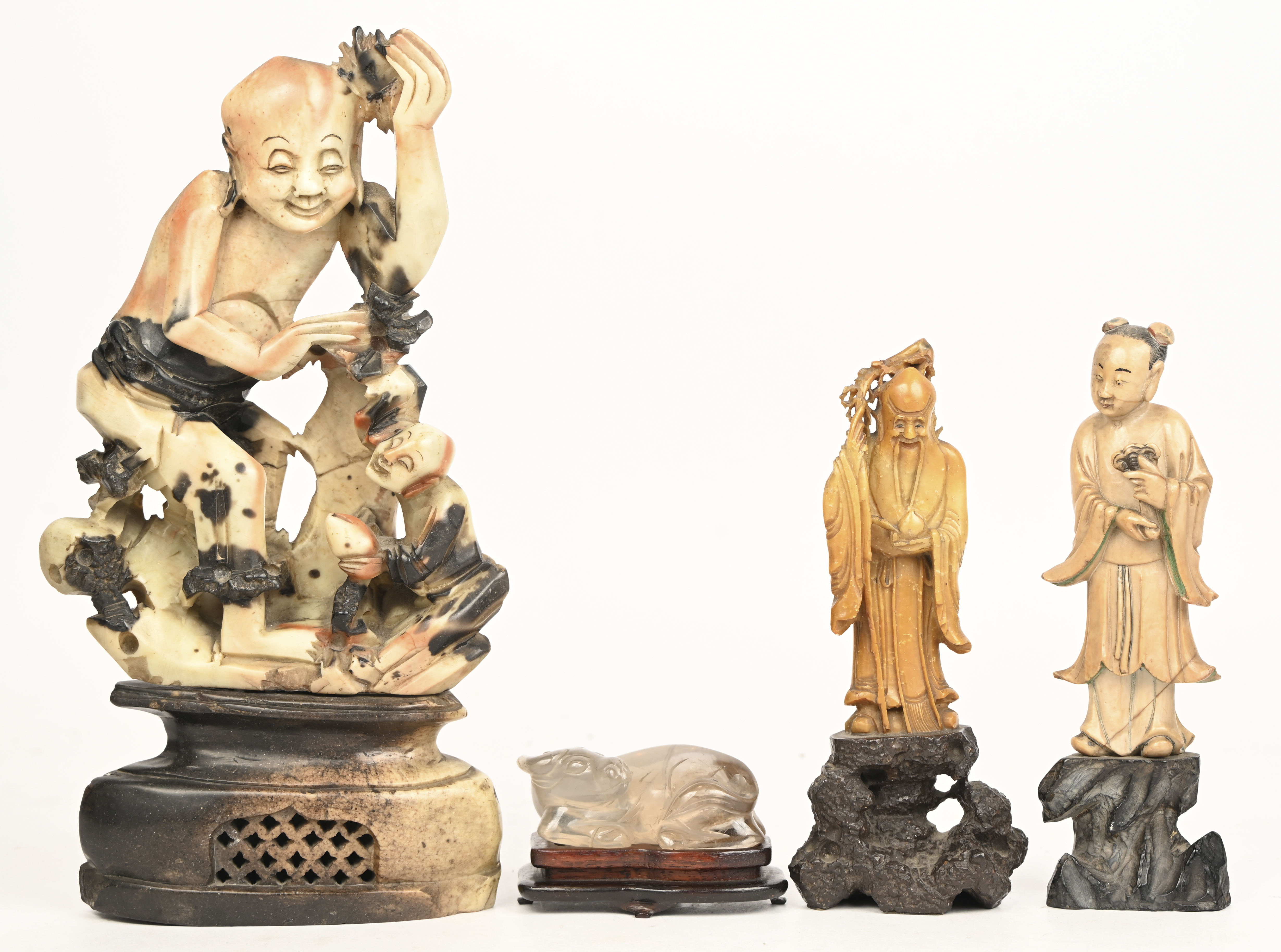 Een lot van 4 Chinese beeldjes, 3 spekstenen figuren en een quartz buffel op houten sokkeltje Een lot van 4 Chinese beeldjes, 3 spekstenen figuren en een quartz buffel op houten sokkeltje.