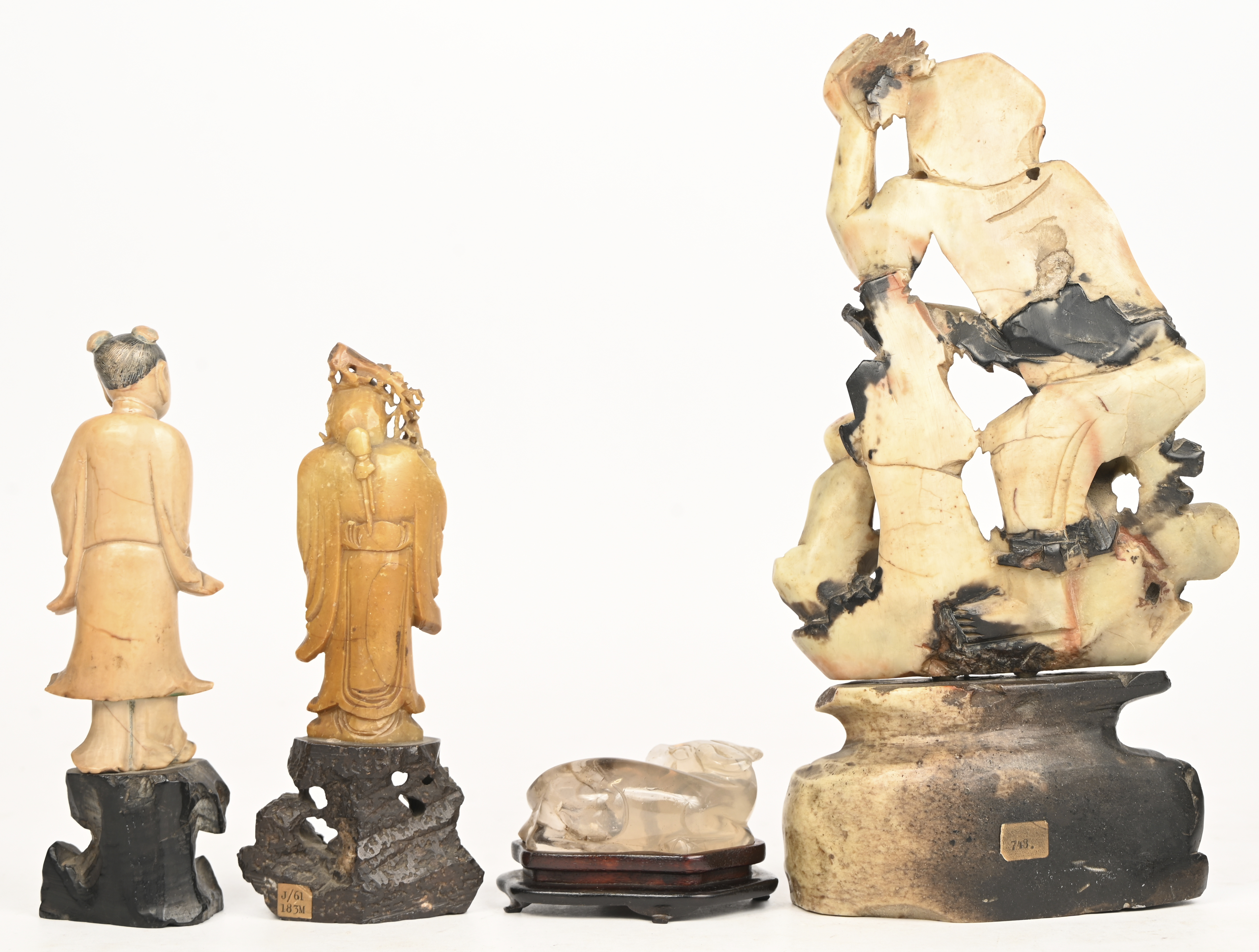 Een lot van 4 Chinese beeldjes, 3 spekstenen figuren en een quartz buffel op houten sokkeltje Een lot van 4 Chinese beeldjes, 3 spekstenen figuren en een quartz buffel op houten sokkeltje.