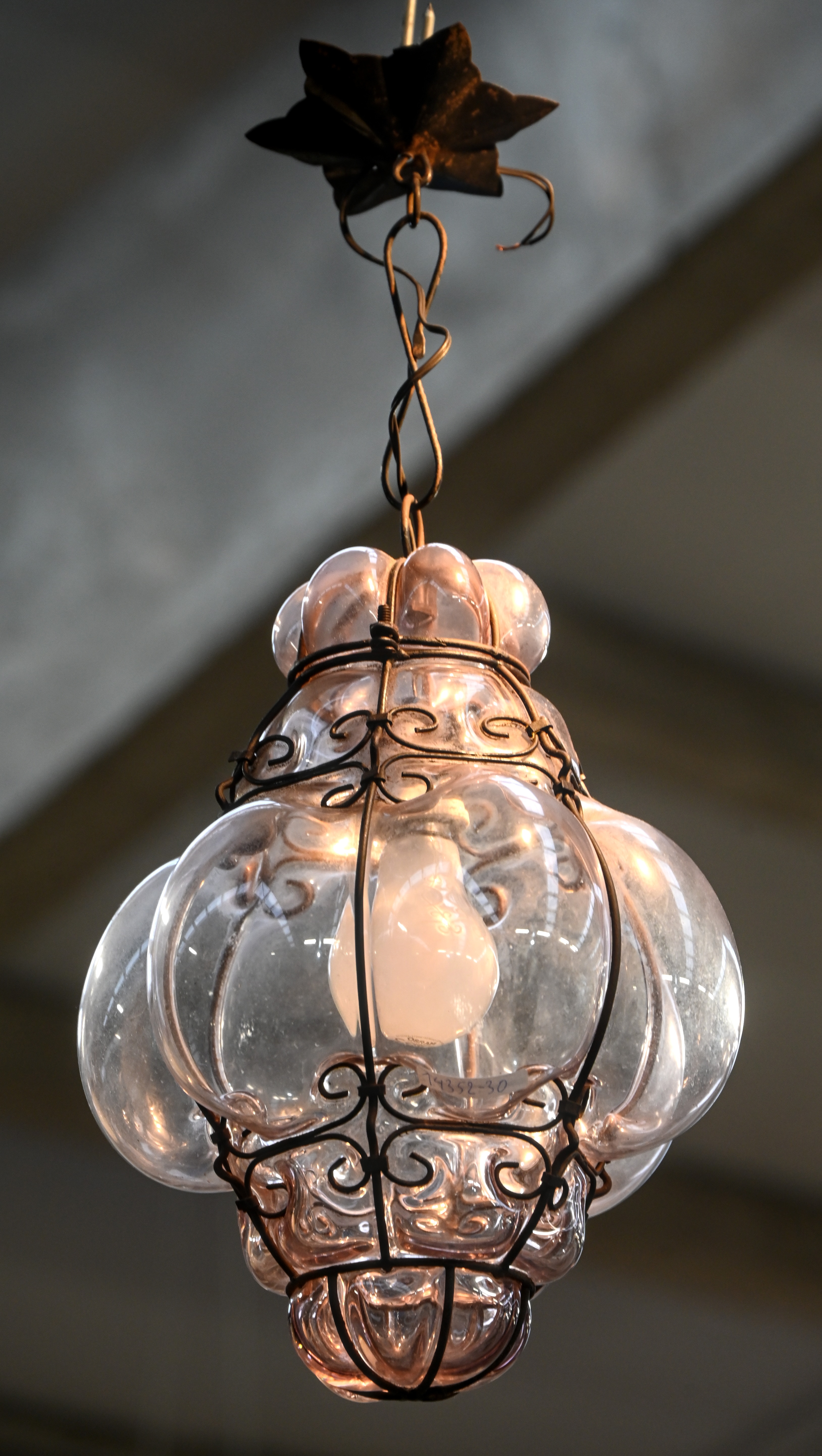 Een vintage Seguso Murano lamp, smeedijzer met geblazen glas Een vintage Seguso Murano lamp, smeedijzer met geblazen glas.