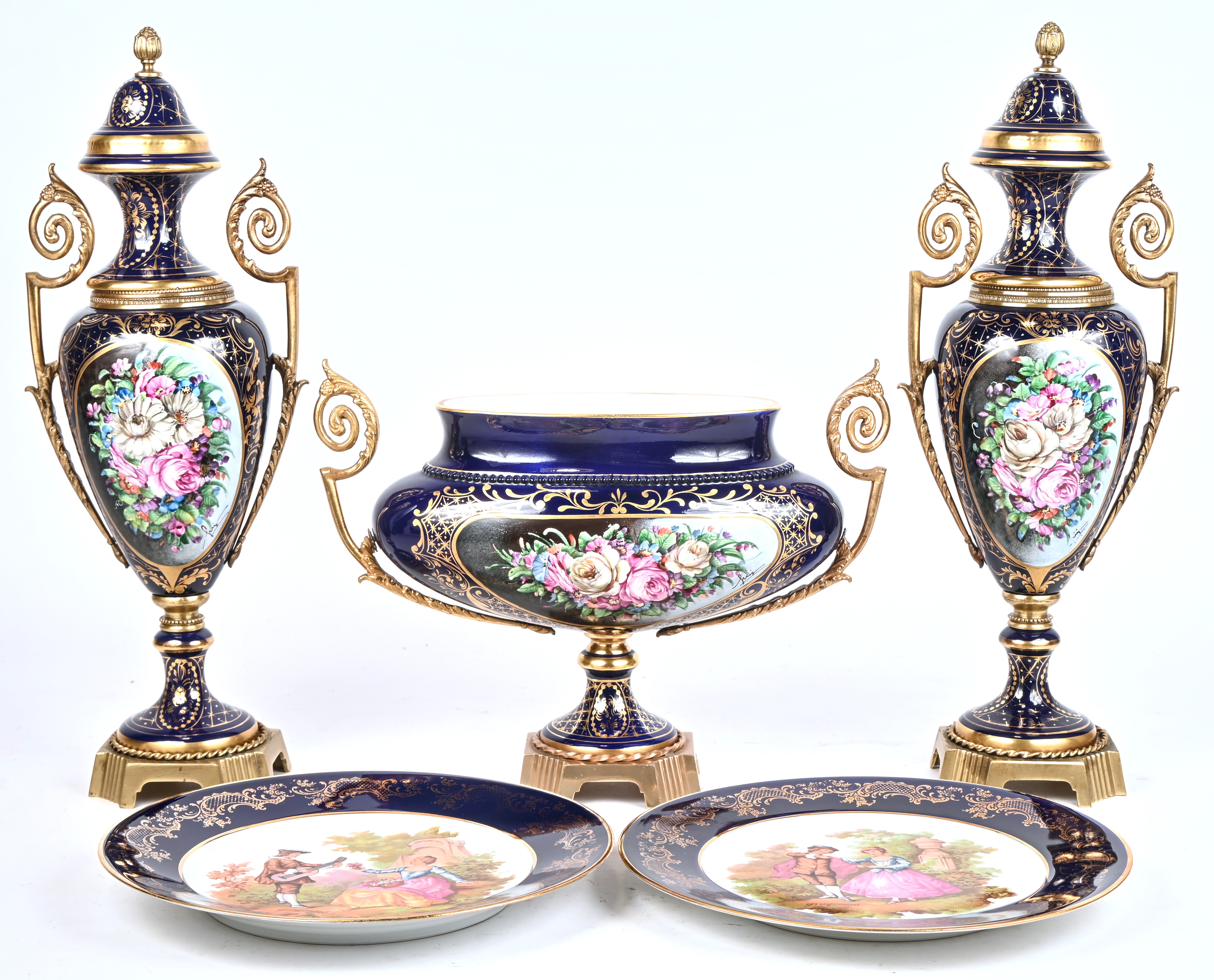 Een kaststel bestaande uit een een coupe en twee cassolettes van kobaltkleurig porselein. Toegevoegd twee sierborden gemerkt DM, Limoges Een kaststel bestaande uit een een coupe en twee cassolettes van kobaltkleurig porselein. Toegevoegd twee sierborden gemerkt DM, Limoges.