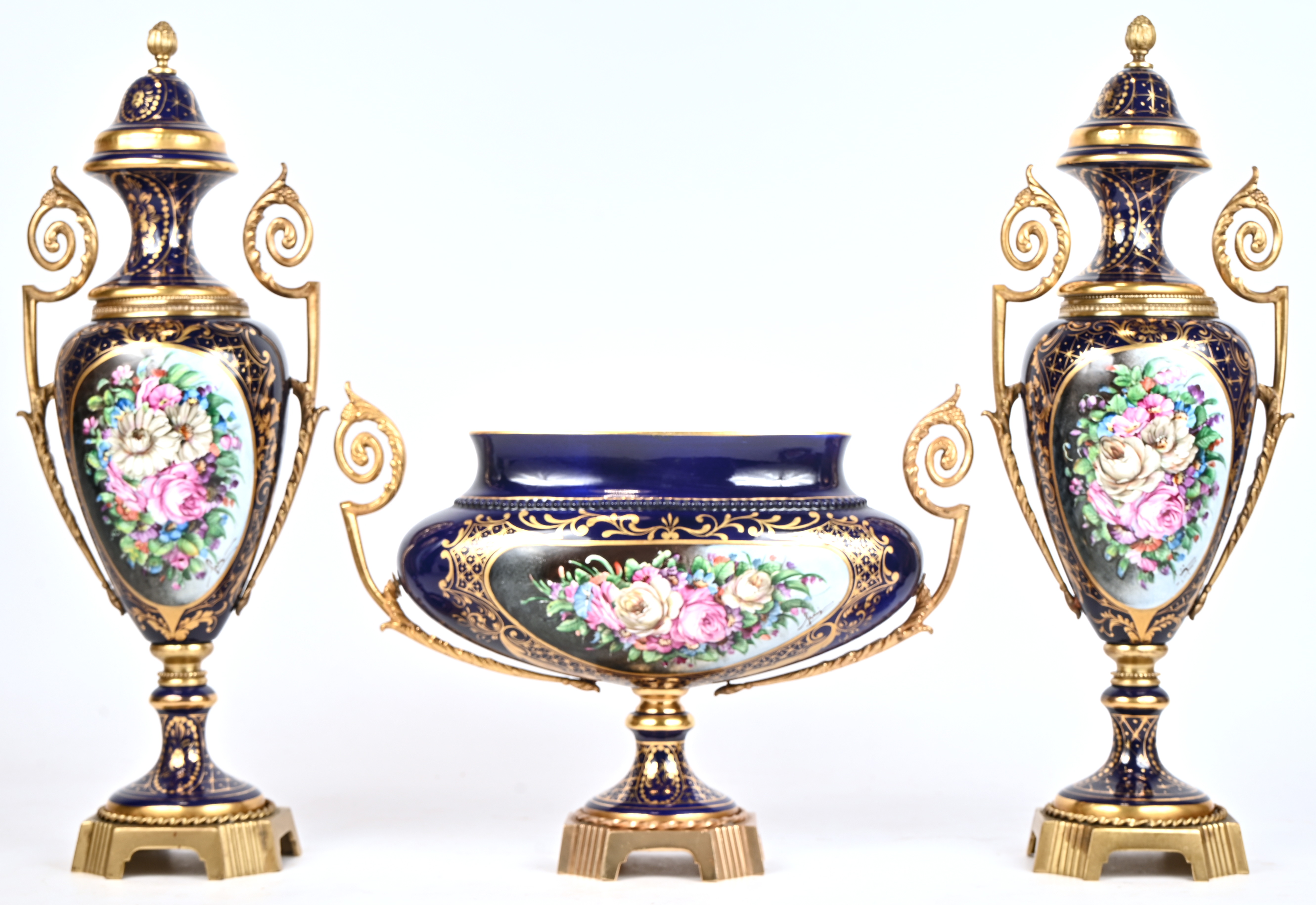 Een kaststel bestaande uit een een coupe en twee cassolettes van kobaltkleurig porselein. Toegevoegd twee sierborden gemerkt DM, Limoges Een kaststel bestaande uit een een coupe en twee cassolettes van kobaltkleurig porselein. Toegevoegd twee sierborden gemerkt DM, Limoges.