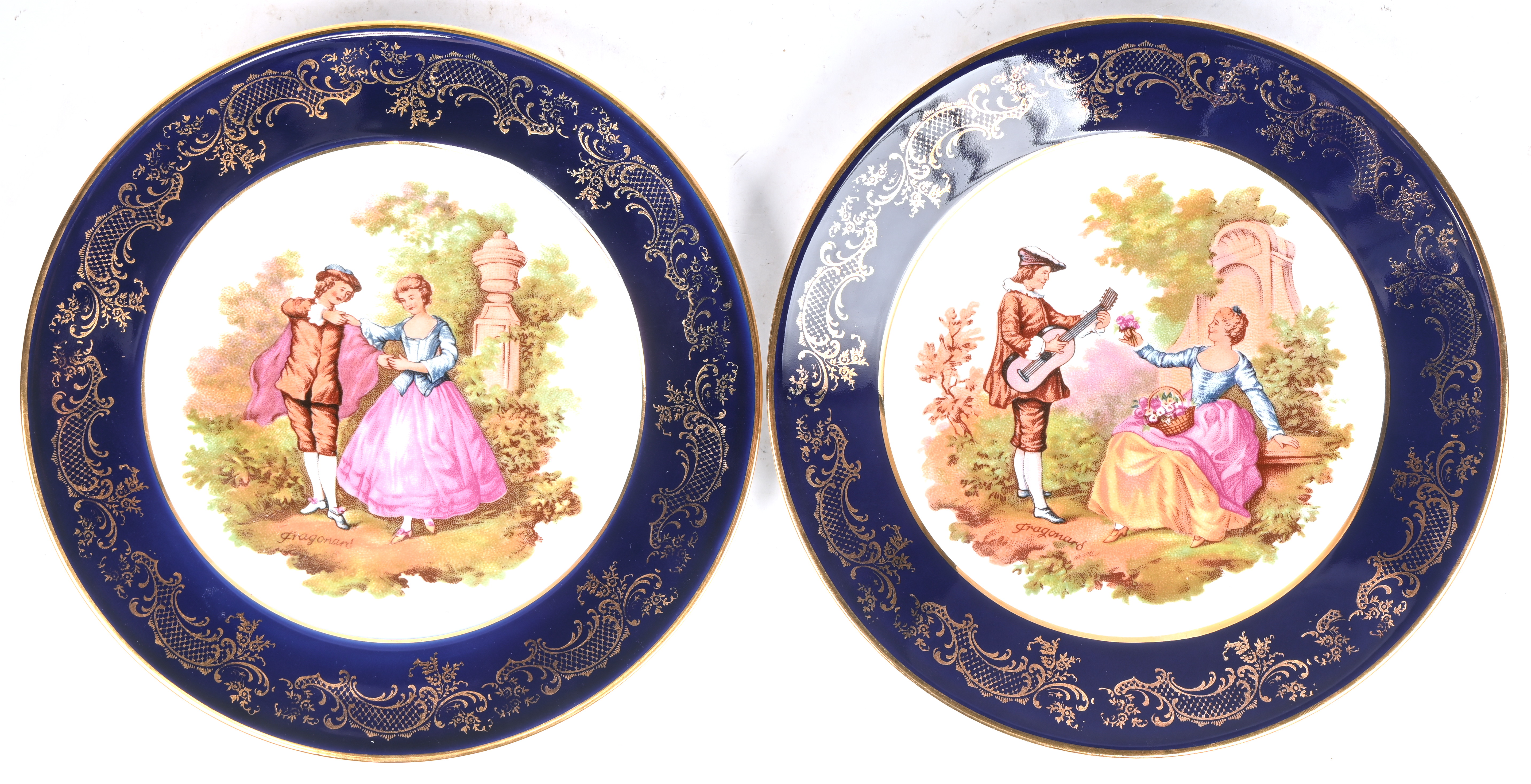 Een kaststel bestaande uit een een coupe en twee cassolettes van kobaltkleurig porselein. Toegevoegd twee sierborden gemerkt DM, Limoges Een kaststel bestaande uit een een coupe en twee cassolettes van kobaltkleurig porselein. Toegevoegd twee sierborden gemerkt DM, Limoges.