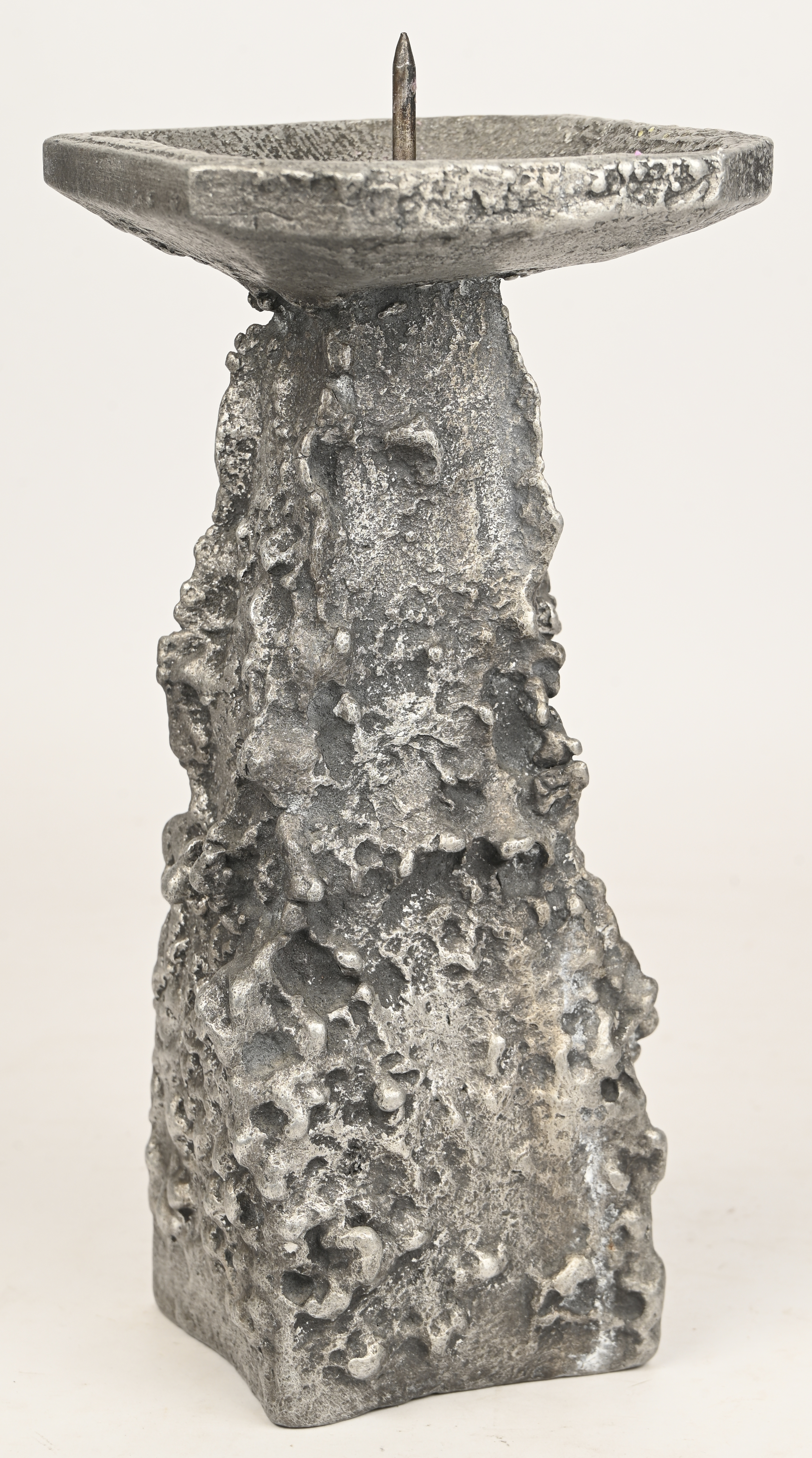 Een brutalistische design kandelaar van gegoten aluminium. Getekend C. W Een brutalistische design kandelaar van gegoten aluminium. Getekend C. W.