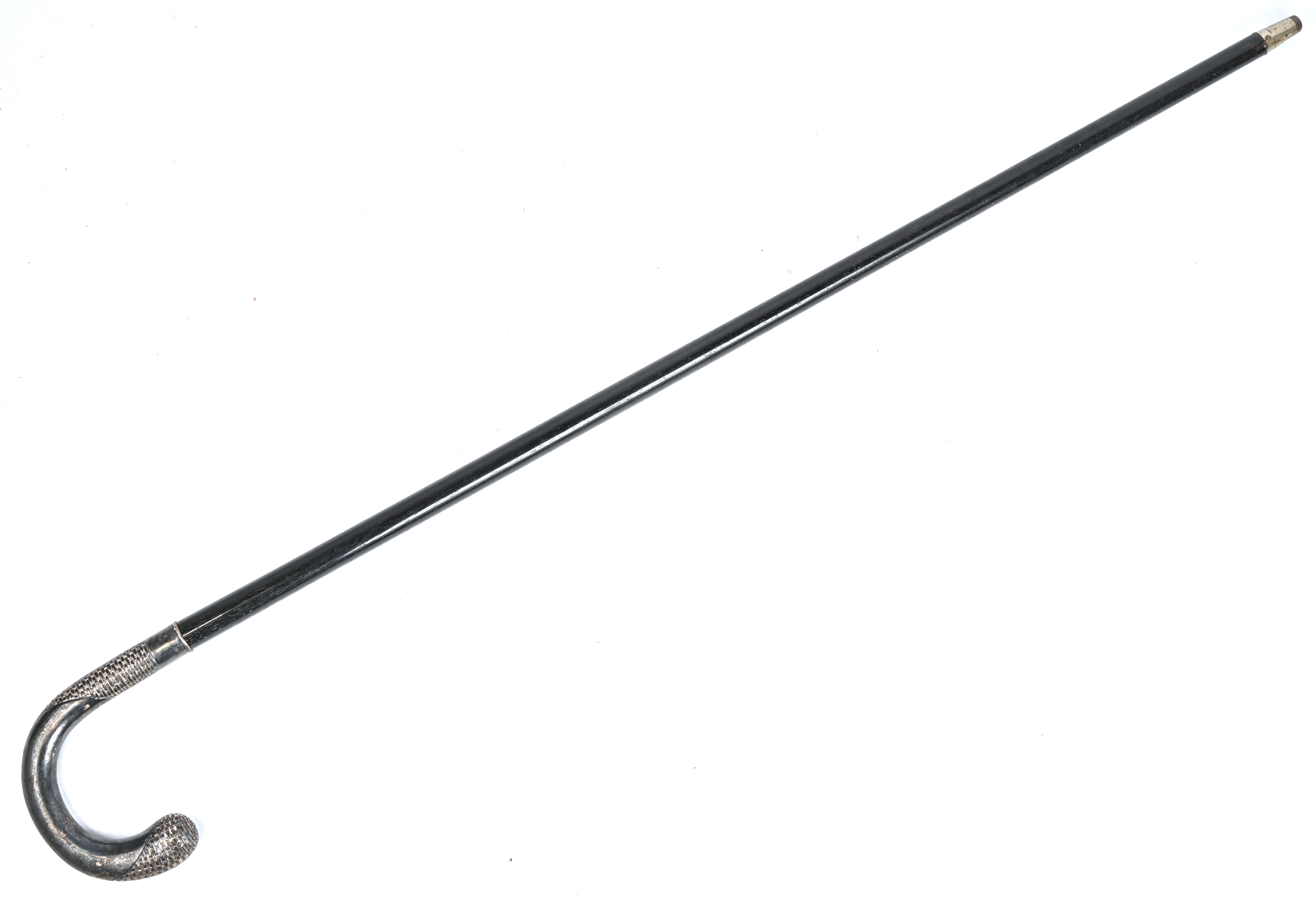 Een antieke wandelstok van geëboniseerd hout met een zilveren handvat. Gemerkt 800 Een antieke wandelstok van geëboniseerd hout met een zilveren handvat. Gemerkt 800.