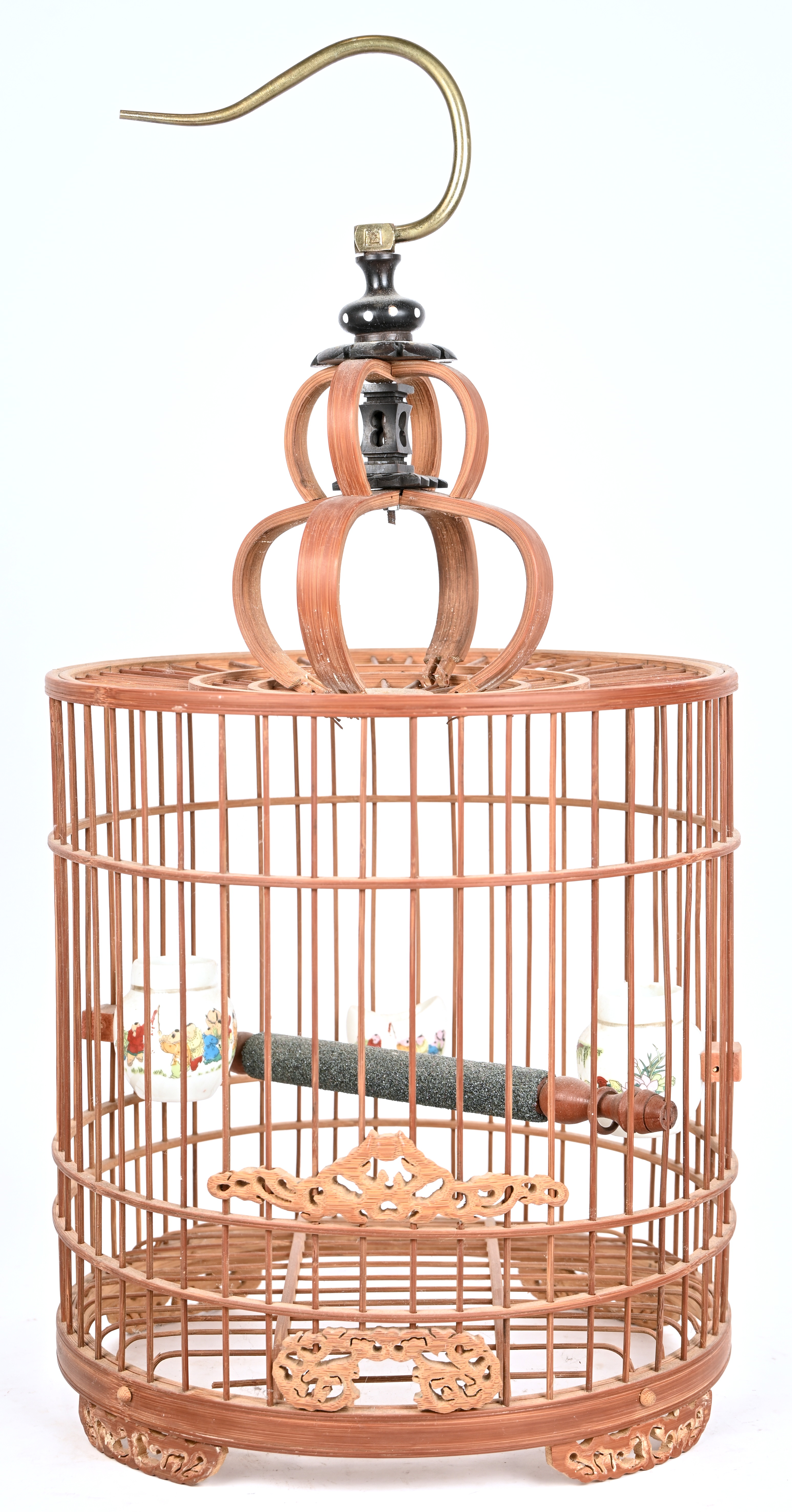 Een Chinese vogelkooi van bamboe en messing. Met porseleinen voeder en drinkbakjes Een Chinese vogelkooi van bamboe en messing. Met porseleinen voeder en drinkbakjes.