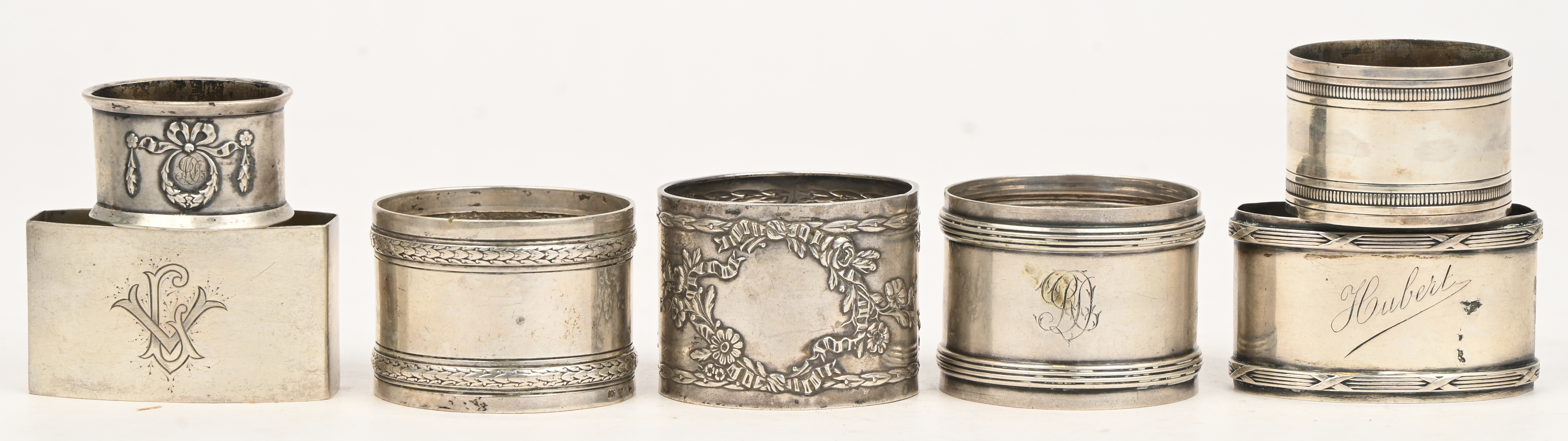 Zeven zilveren servetringen, waarvan 5 gemerkt 800, 1 gemerkt 925 en 1 niet gemerkt. Met een gezamelijk brutogewicht van 195 gram Zeven zilveren servetringen, waarvan 5 gemerkt 800, 1 gemerkt 925 en 1 niet gemerkt. Met een gezamelijk brutogewicht van 195 gram.