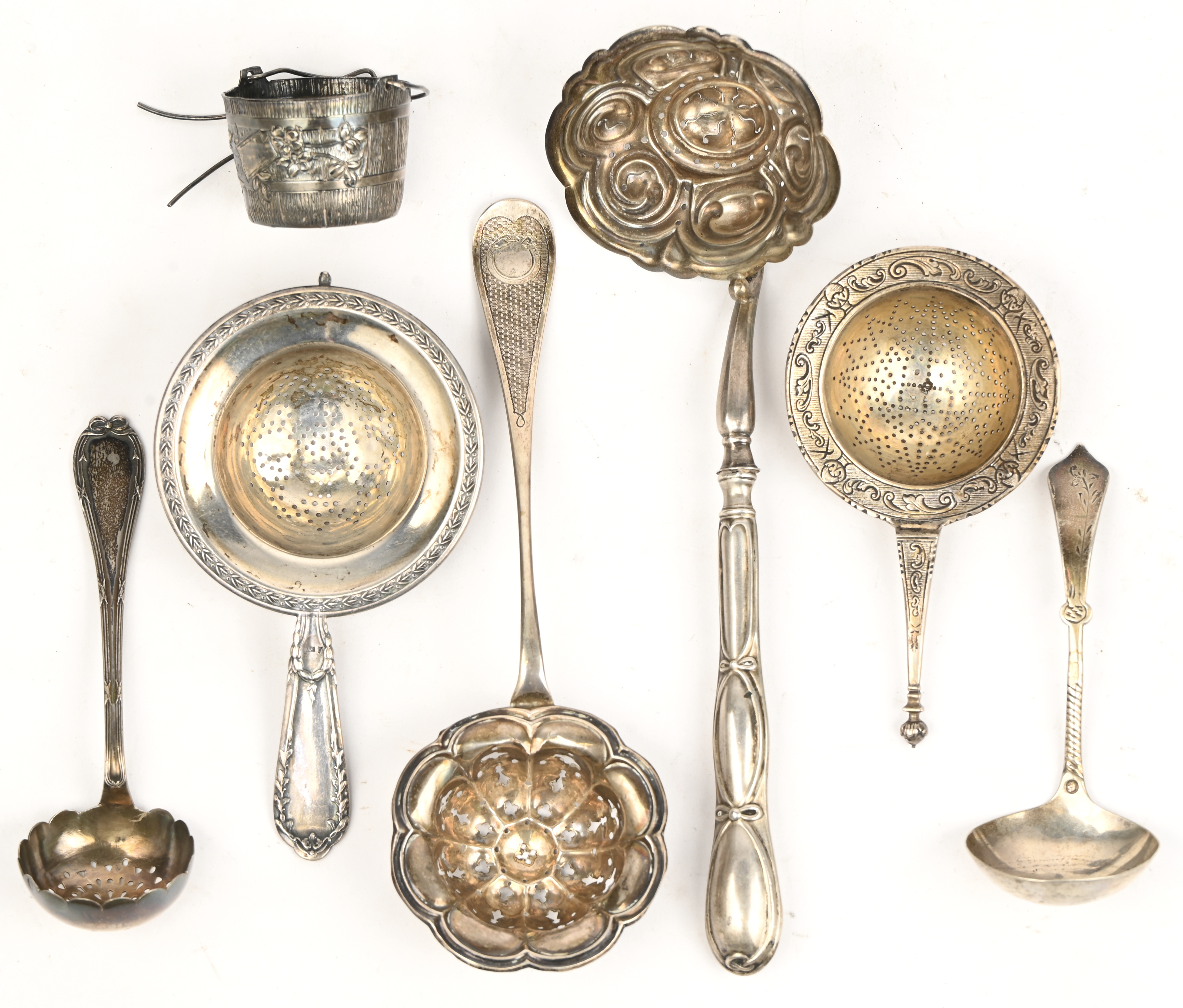 Zeven zilveren theezeefjes. Vier gemerkt 800 en drie met Minervahoofdje. Met een gezamelijk brutogewicht van 240 gram Zeven zilveren theezeefjes. Vier gemerkt 800 en drie met Minervahoofdje. Met een gezamelijk brutogewicht van 240 gram.