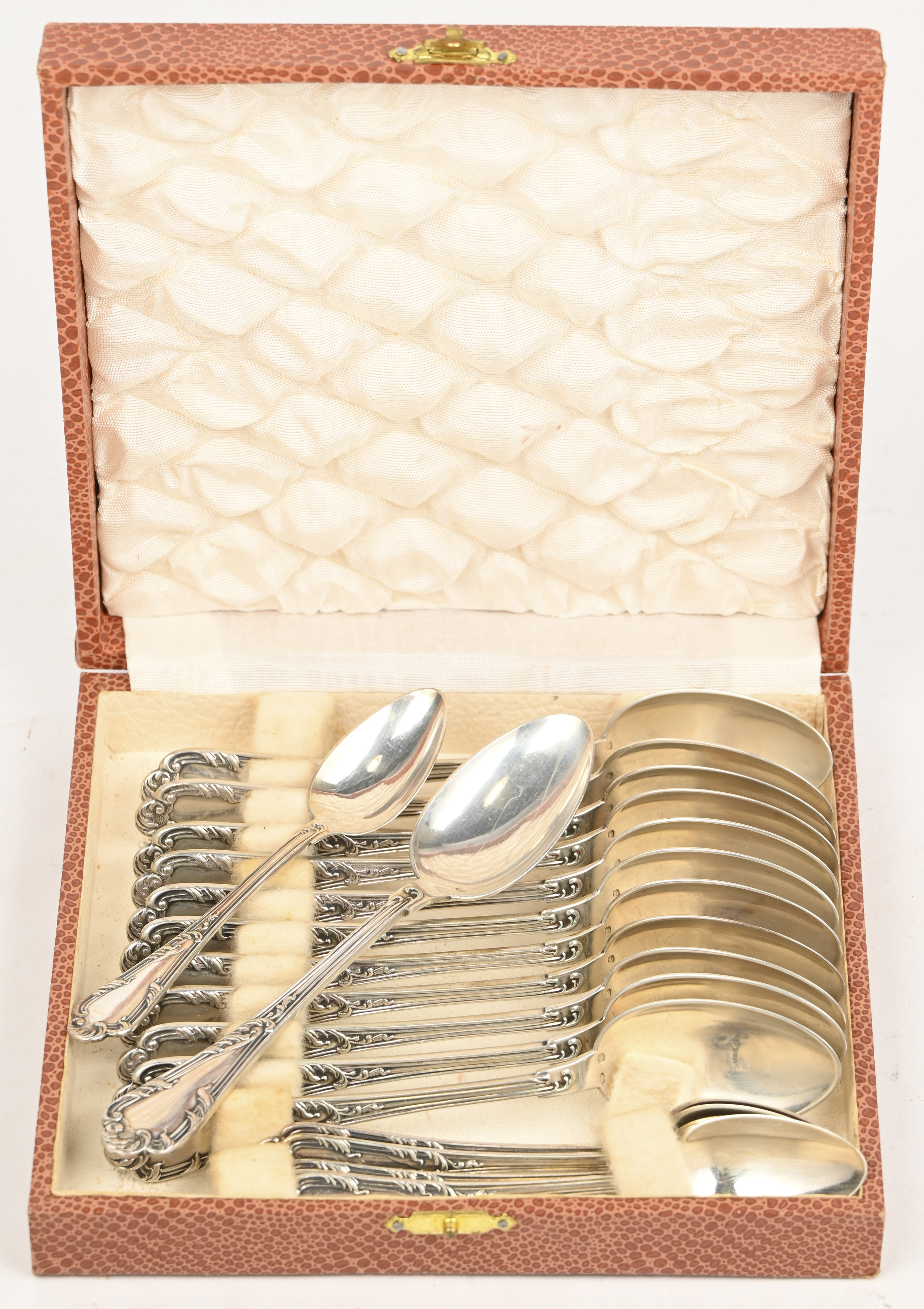 18 Kleine zilveren lepeltjes in etui. Twee verschillende formaten. De grootste zijn gemerkt 800 en de kleine 835. Met een gezamelijk brutogewicht van 410 gram 18 Kleine zilveren lepeltjes in etui. Twee verschillende formaten. De grootste zijn gemerkt 800 en de kleine 835. Met een gezamelijk brutogewicht van 410 gram.