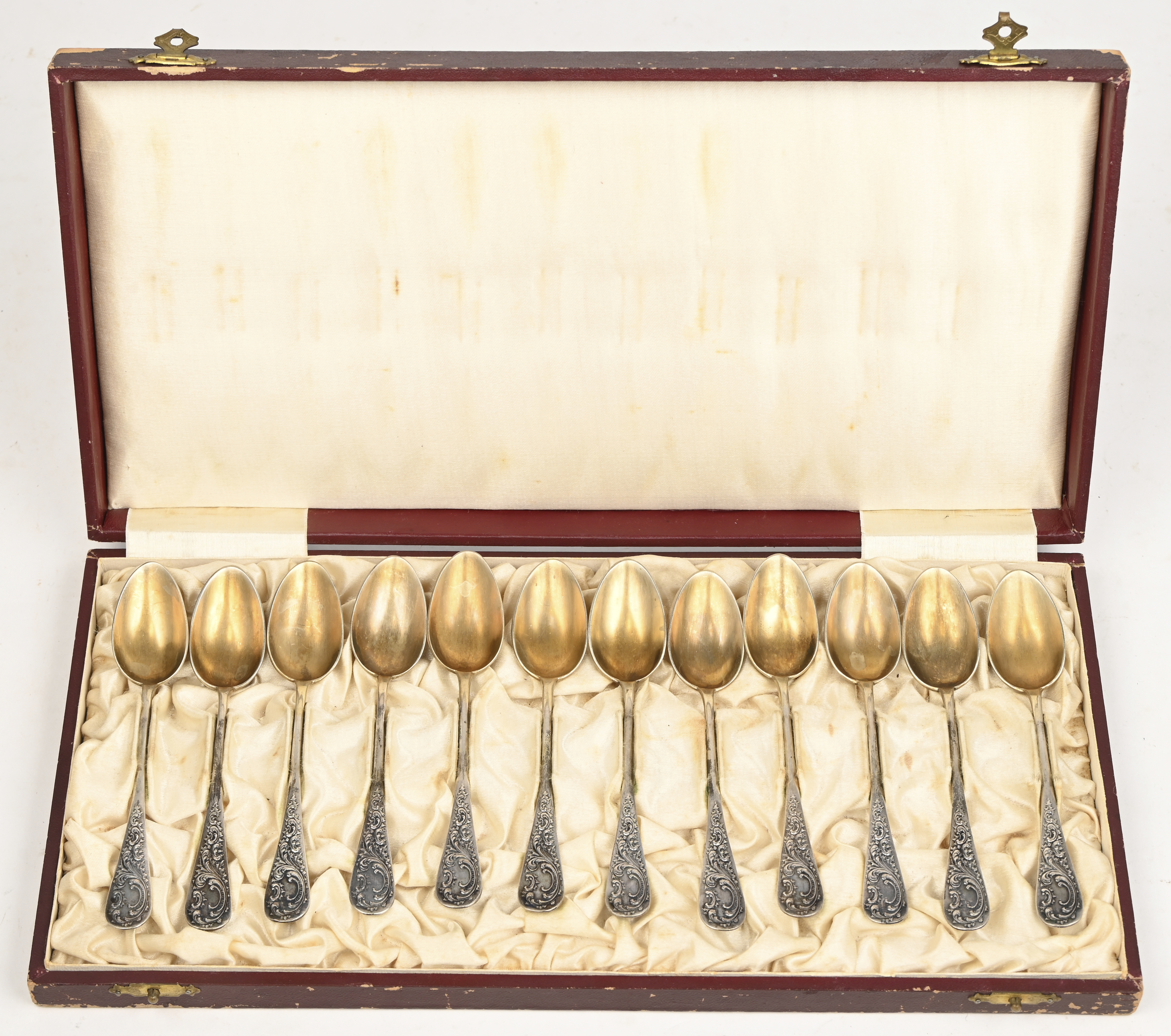 Twaalf zilveren lepeltjes in etui, gemerkt 800. Met een gezamelijk brutogewicht van 150 gram Twaalf zilveren lepeltjes in etui, gemerkt 800. Met een gezamelijk brutogewicht van 150 gram.