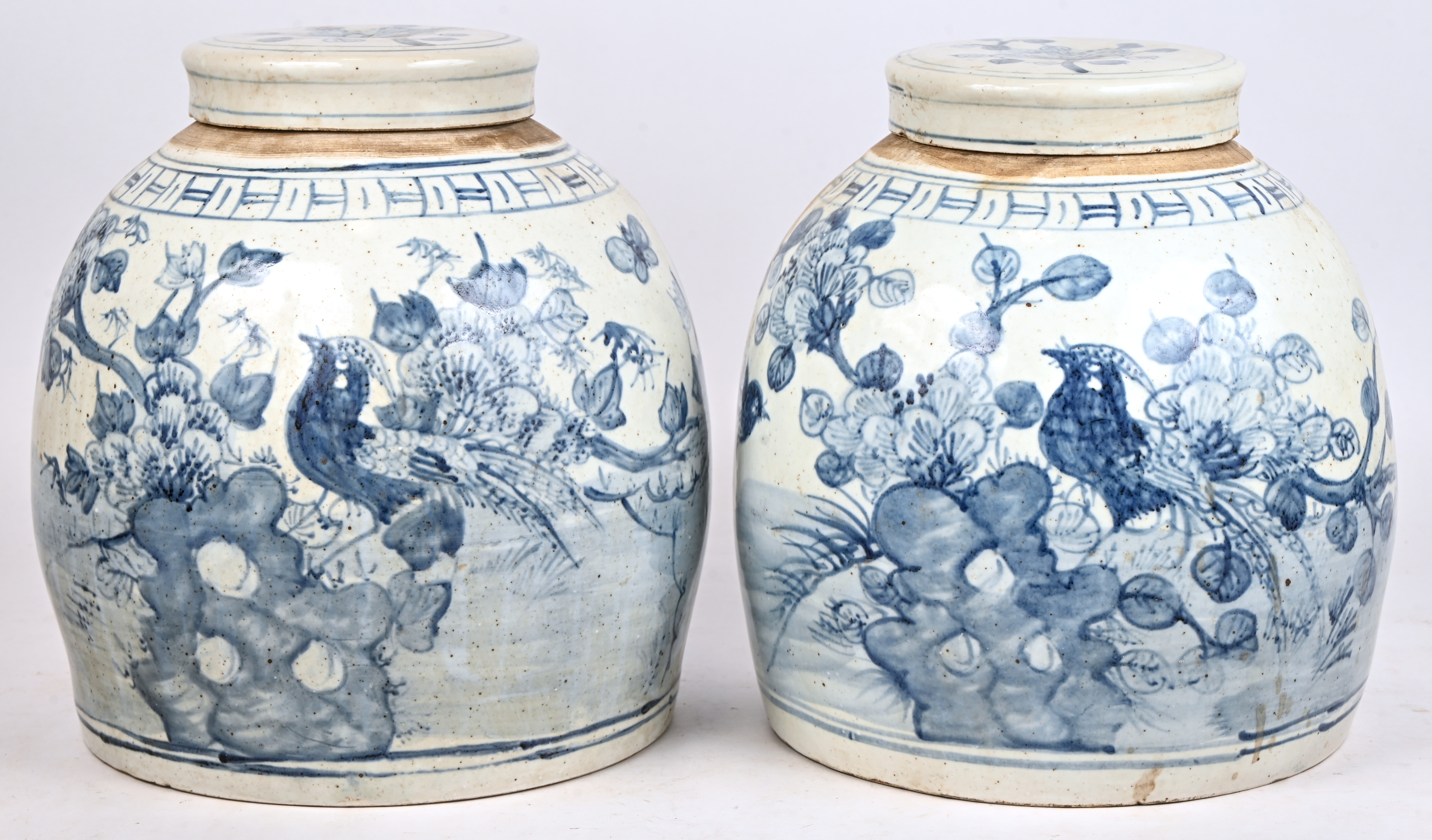 Een paar blauw-witte Chinees porseleinen gemberpotten met deksel, bloemdecor met vogels Een paar blauw-witte Chinees porseleinen gemberpotten met deksel, bloemdecor met vogels.