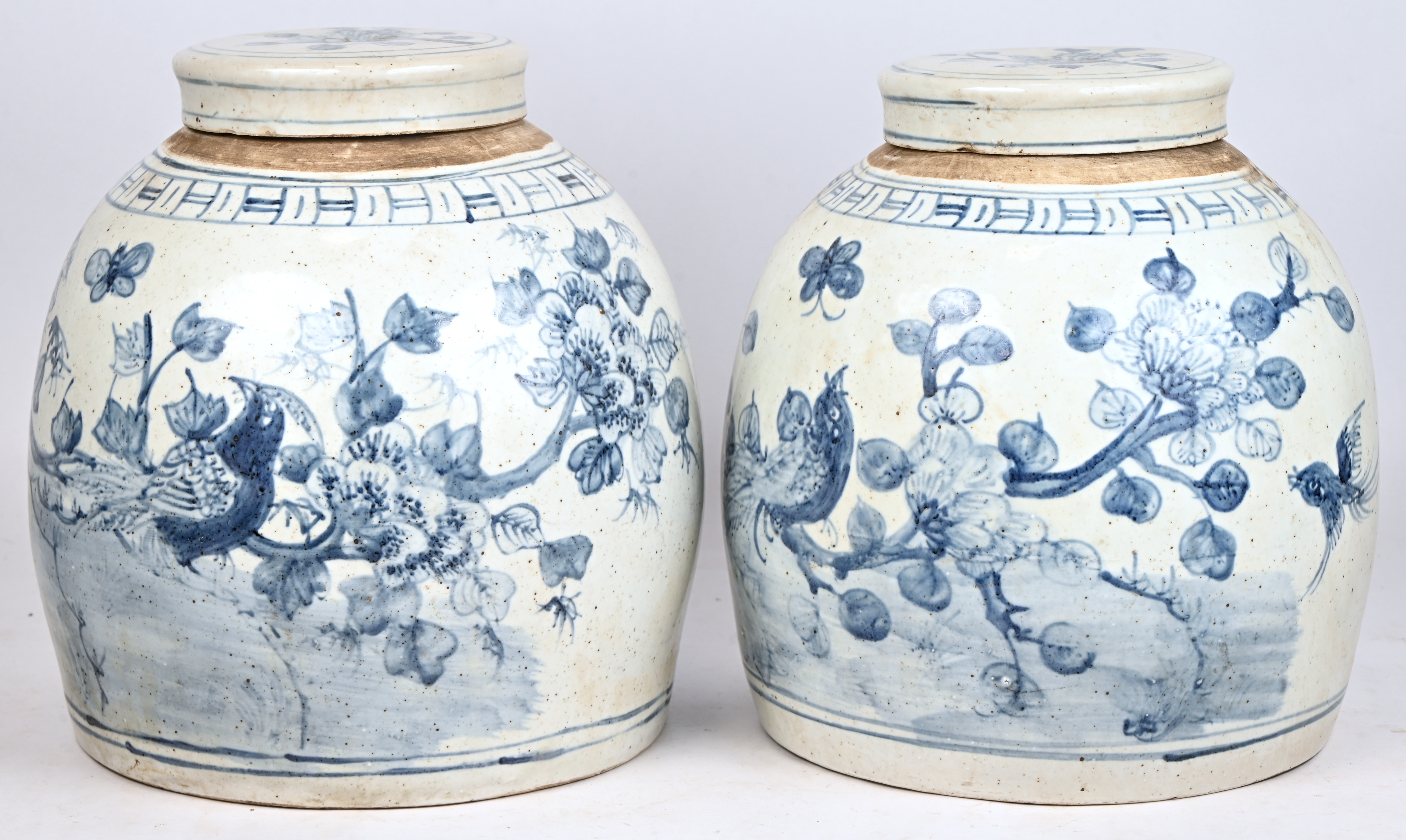 Een paar blauw-witte Chinees porseleinen gemberpotten met deksel, bloemdecor met vogels Een paar blauw-witte Chinees porseleinen gemberpotten met deksel, bloemdecor met vogels.