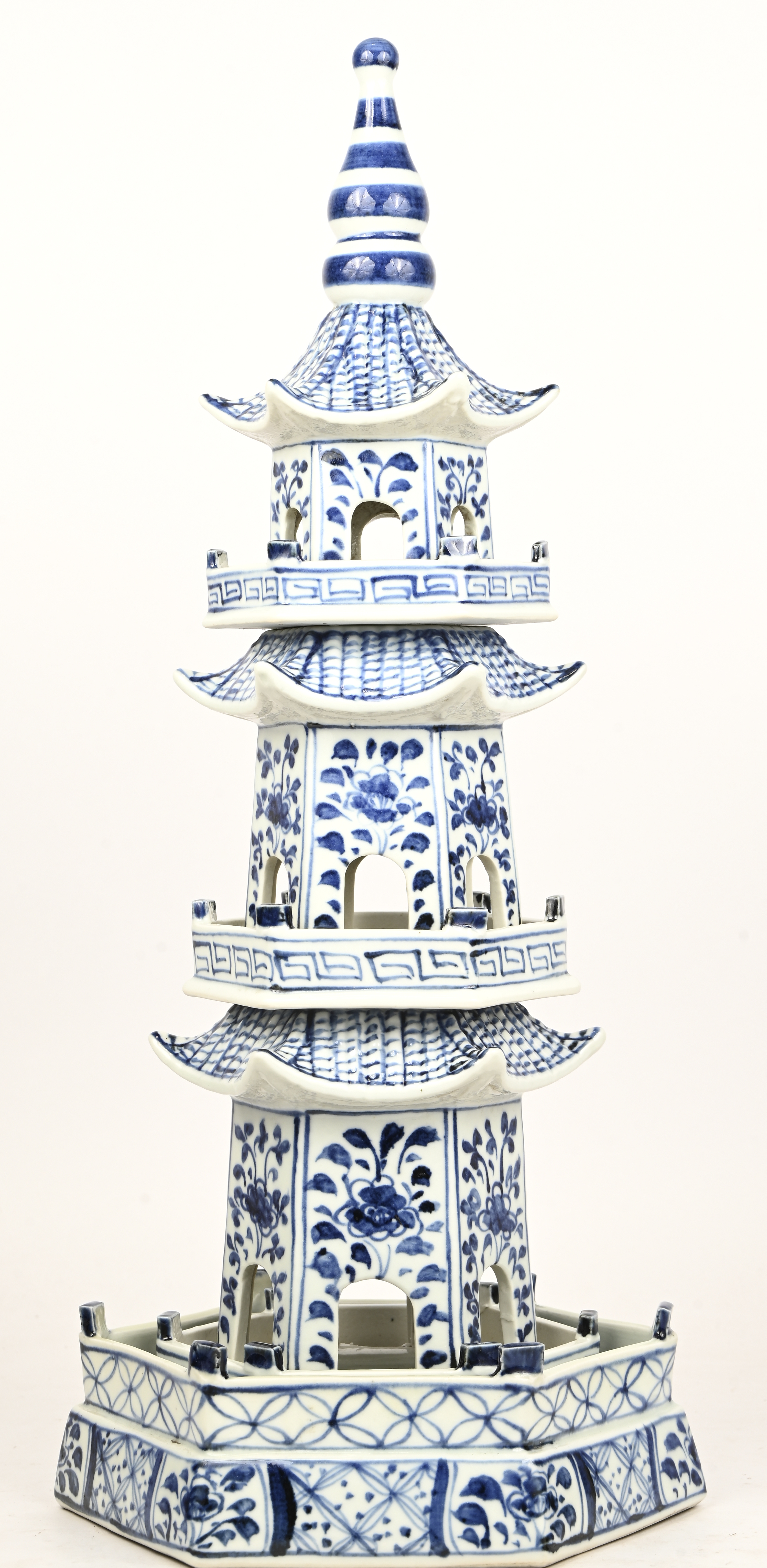 Een blauw en witte Chinees porseleinen pagode in 4 niveaus Een blauw en witte Chinees porseleinen pagode in 4 niveaus.