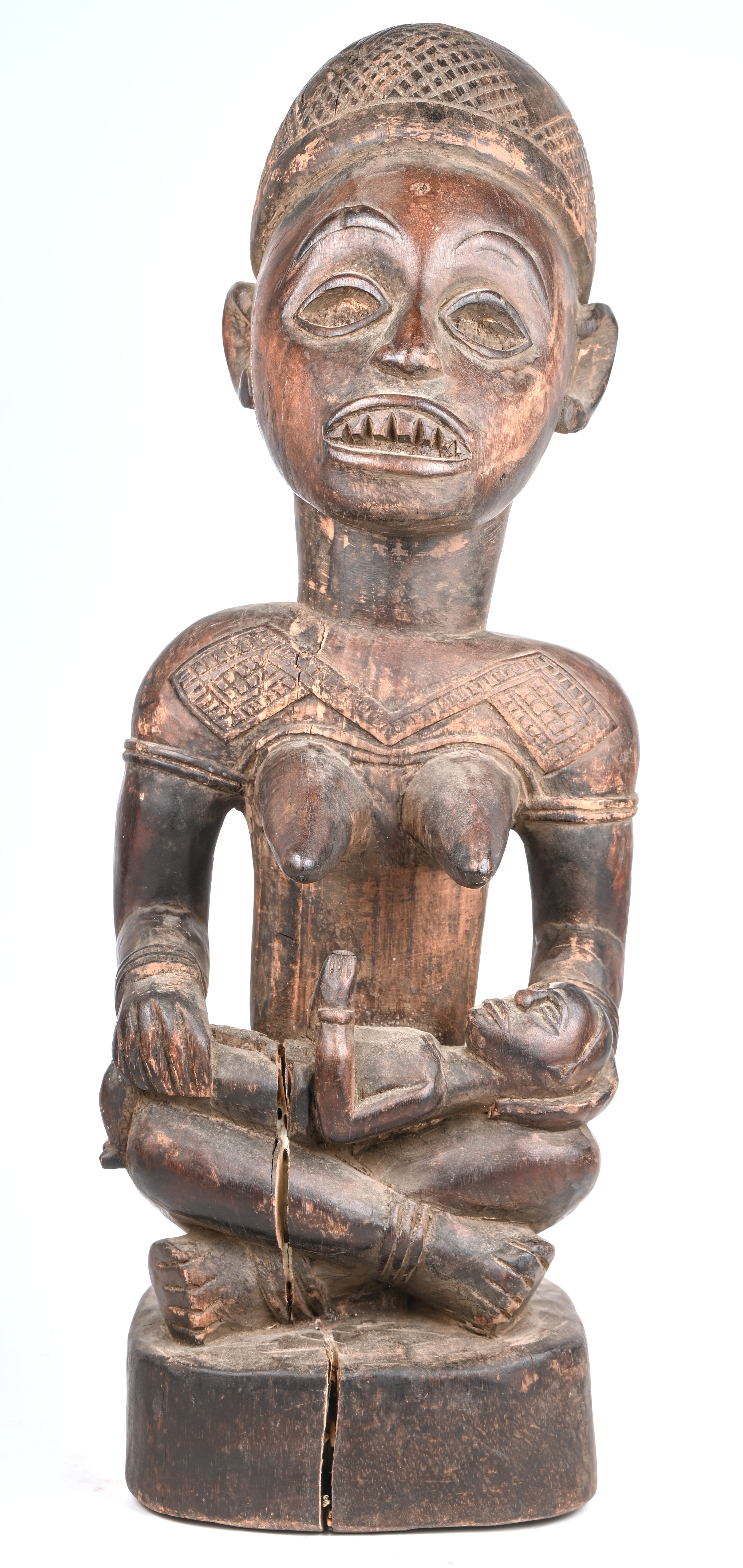 Houten beeld van een gehurkte Pfemba moeder met kind. Voorzien van tatoeages, nsunga aan de armen en met een mpu op het hoofd Houten beeld van een gehurkte Pfemba moeder met kind. Voorzien van tatoeages, nsunga aan de armen en met een mpu op het hoofd.