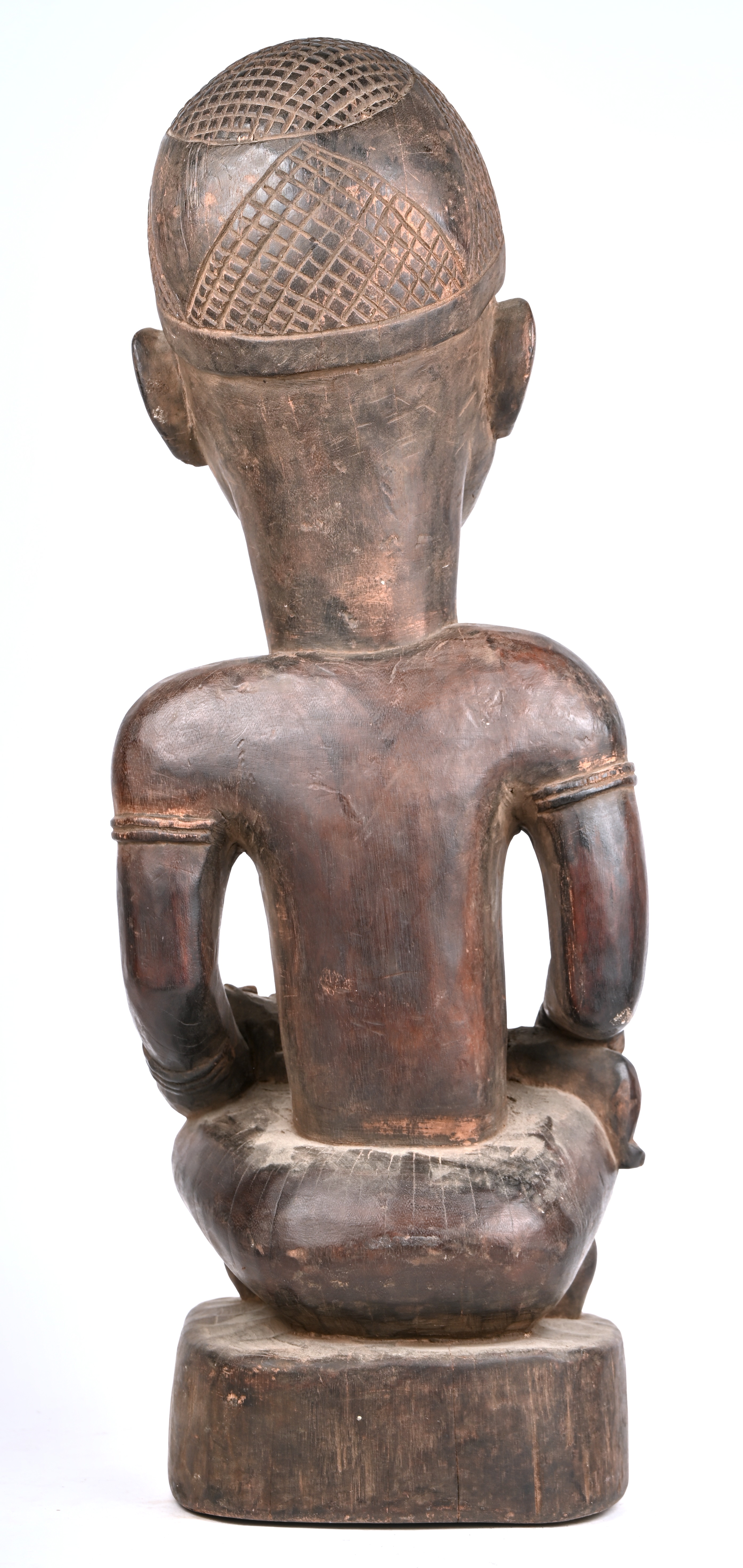 Houten beeld van een gehurkte Pfemba moeder met kind. Voorzien van tatoeages, nsunga aan de armen en met een mpu op het hoofd Houten beeld van een gehurkte Pfemba moeder met kind. Voorzien van tatoeages, nsunga aan de armen en met een mpu op het hoofd.