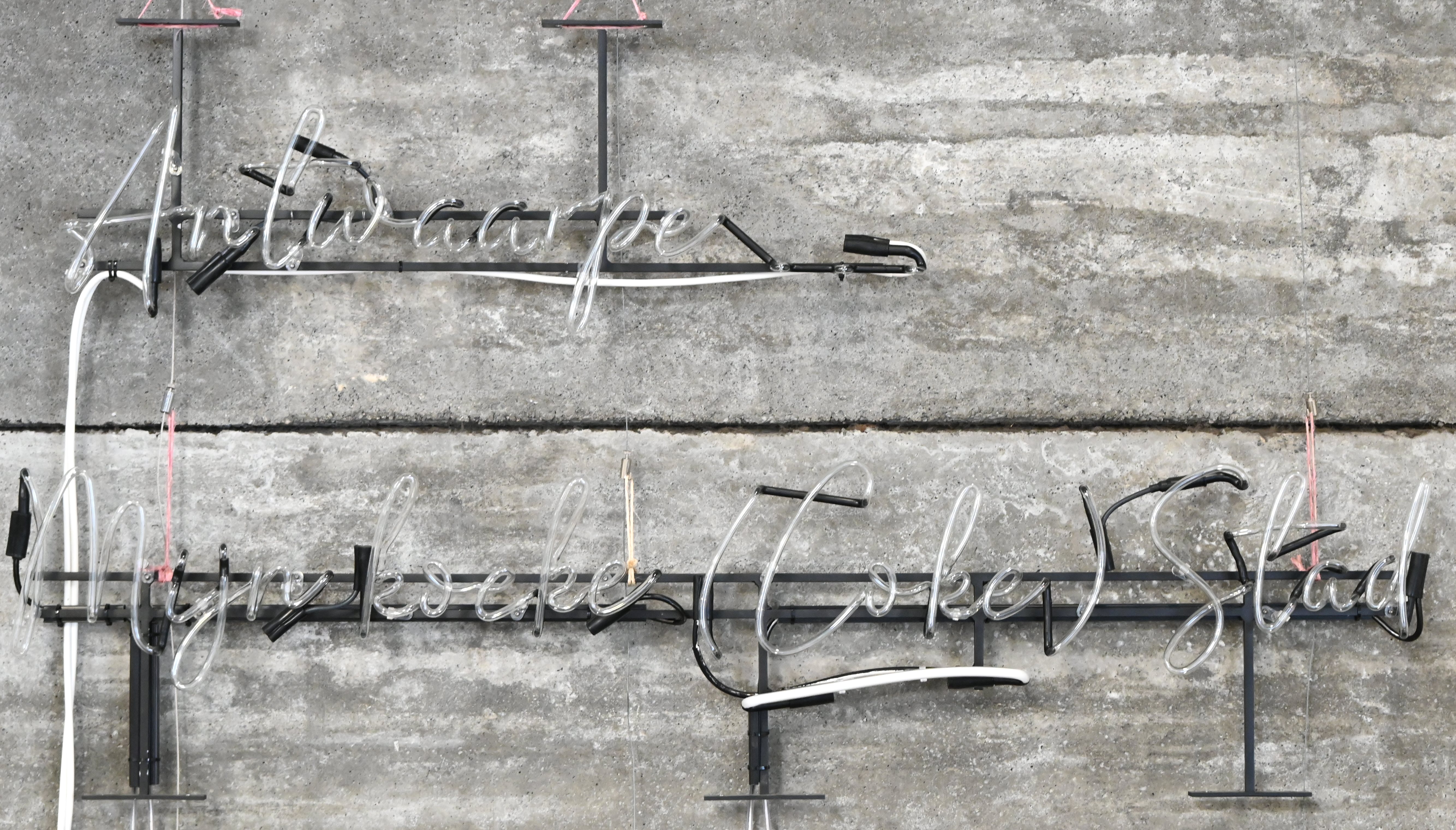 ‘Antwaarpe, mijn koeke (coke) stad’. Een gepersonaliseerde neonverlichting in twee delen. Met beugels voor boven en ondermontage. Met ballast ‘Antwaarpe, mijn koeke (coke) stad’. Een gepersonaliseerde neonverlichting in twee delen. Met beugels voor boven en ondermontage. Met ballast.