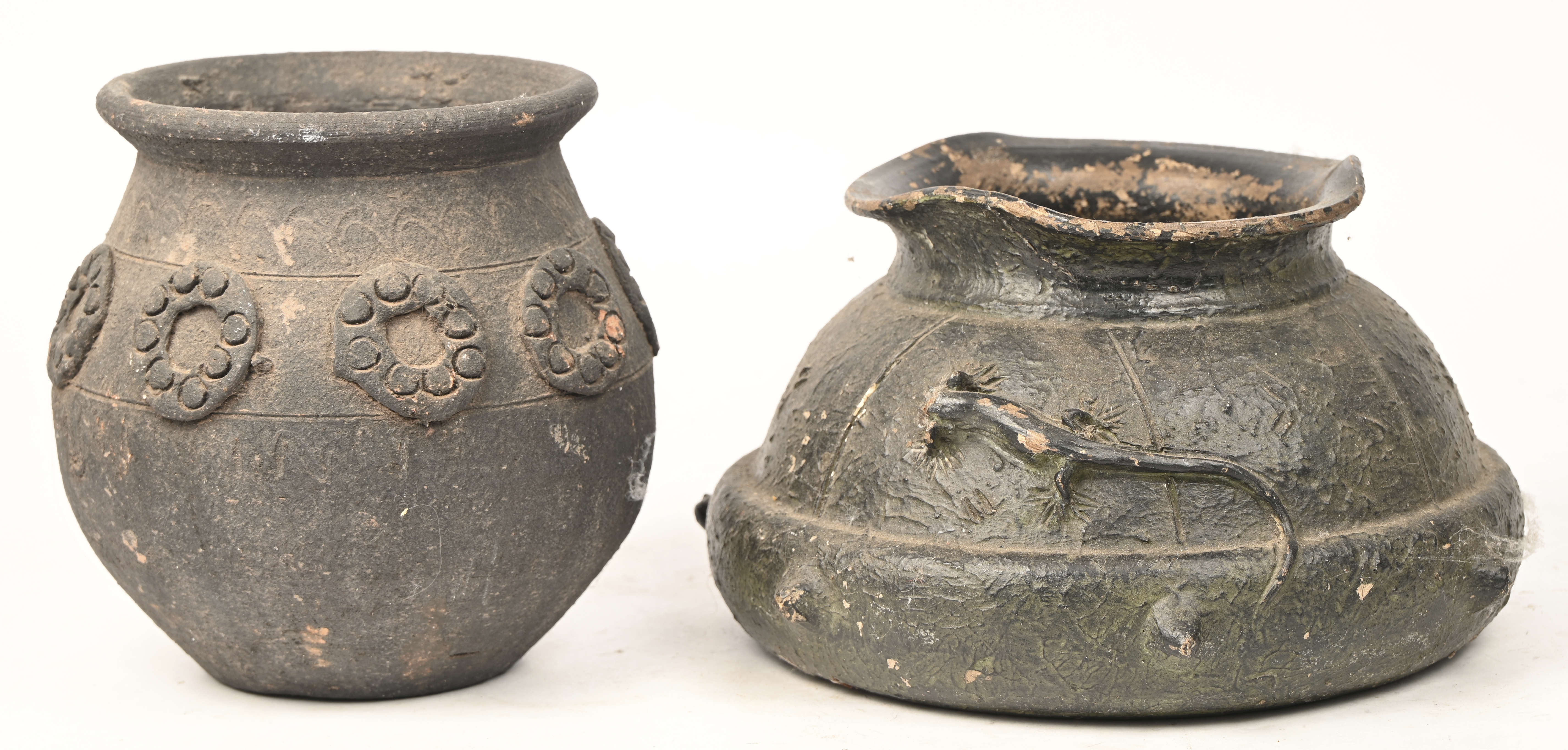 Een Afrikaans aardewerken pot met ijzeren vuurschaal Een Afrikaans aardewerken pot met ijzeren vuurschaal.