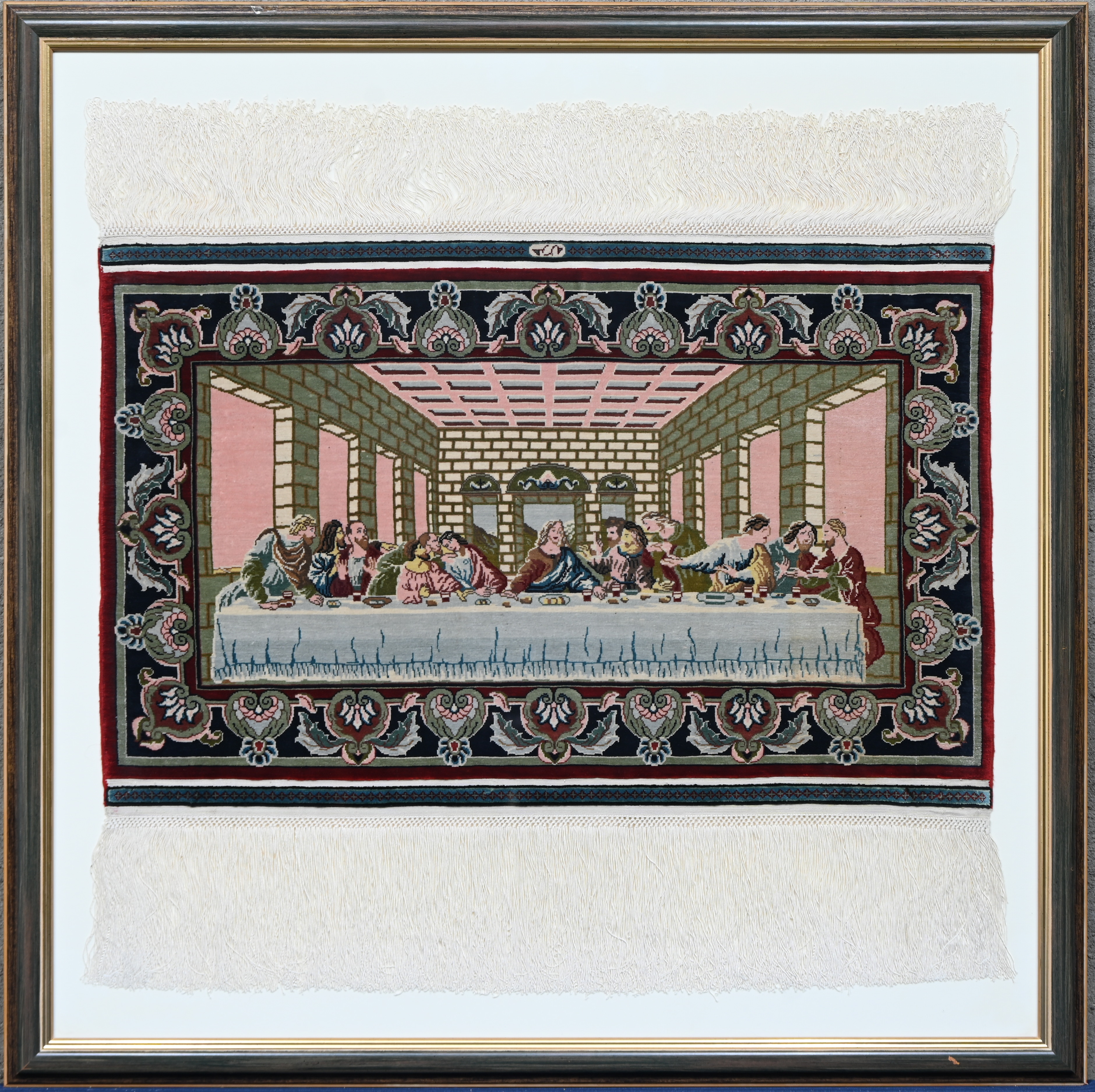 Een ingekaderd handgemaakt zijden tapijtje met de voorstelling van het Laatste Avondmaal. Met certificaat Een ingekaderd handgemaakt zijden tapijtje met de voorstelling van het Laatste Avondmaal. Met certificaat.