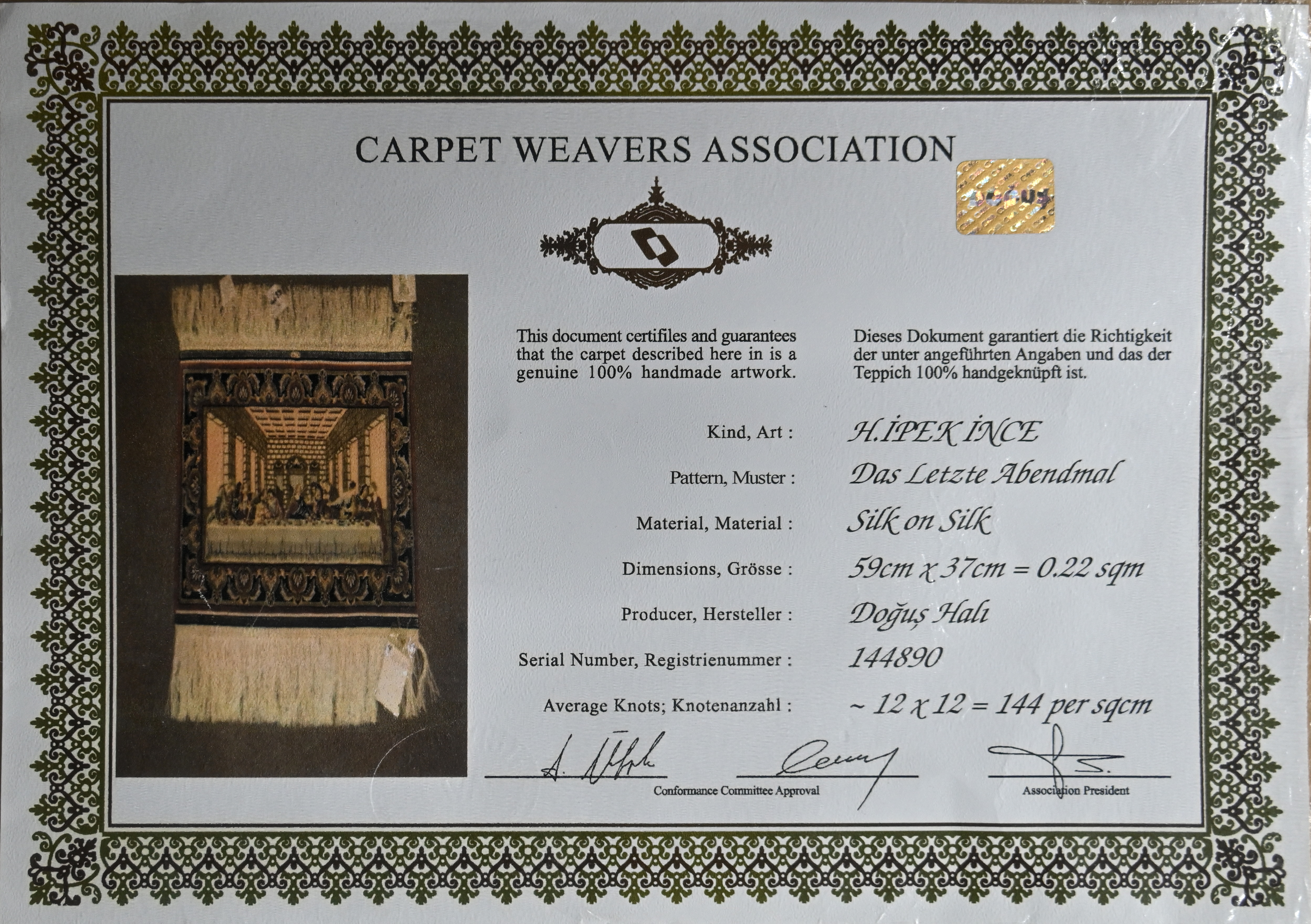 Een ingekaderd handgemaakt zijden tapijtje met de voorstelling van het Laatste Avondmaal. Met certificaat Een ingekaderd handgemaakt zijden tapijtje met de voorstelling van het Laatste Avondmaal. Met certificaat.