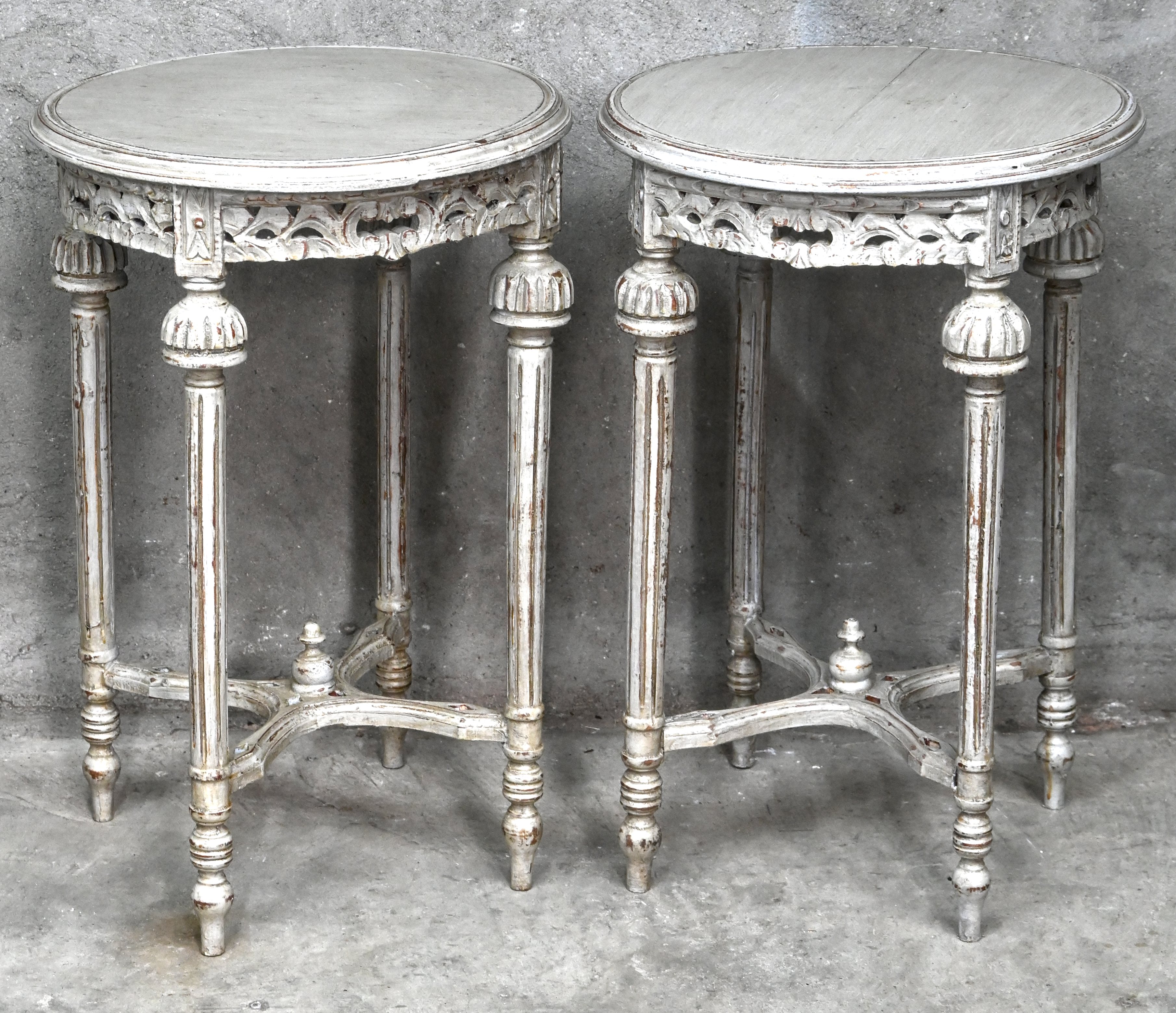 Een paar ronde bijzettafeltjes, grijsgepatineerd. Midden 20ste eeuw Een paar ronde bijzettafeltjes, grijsgepatineerd. Midden 20ste eeuw.