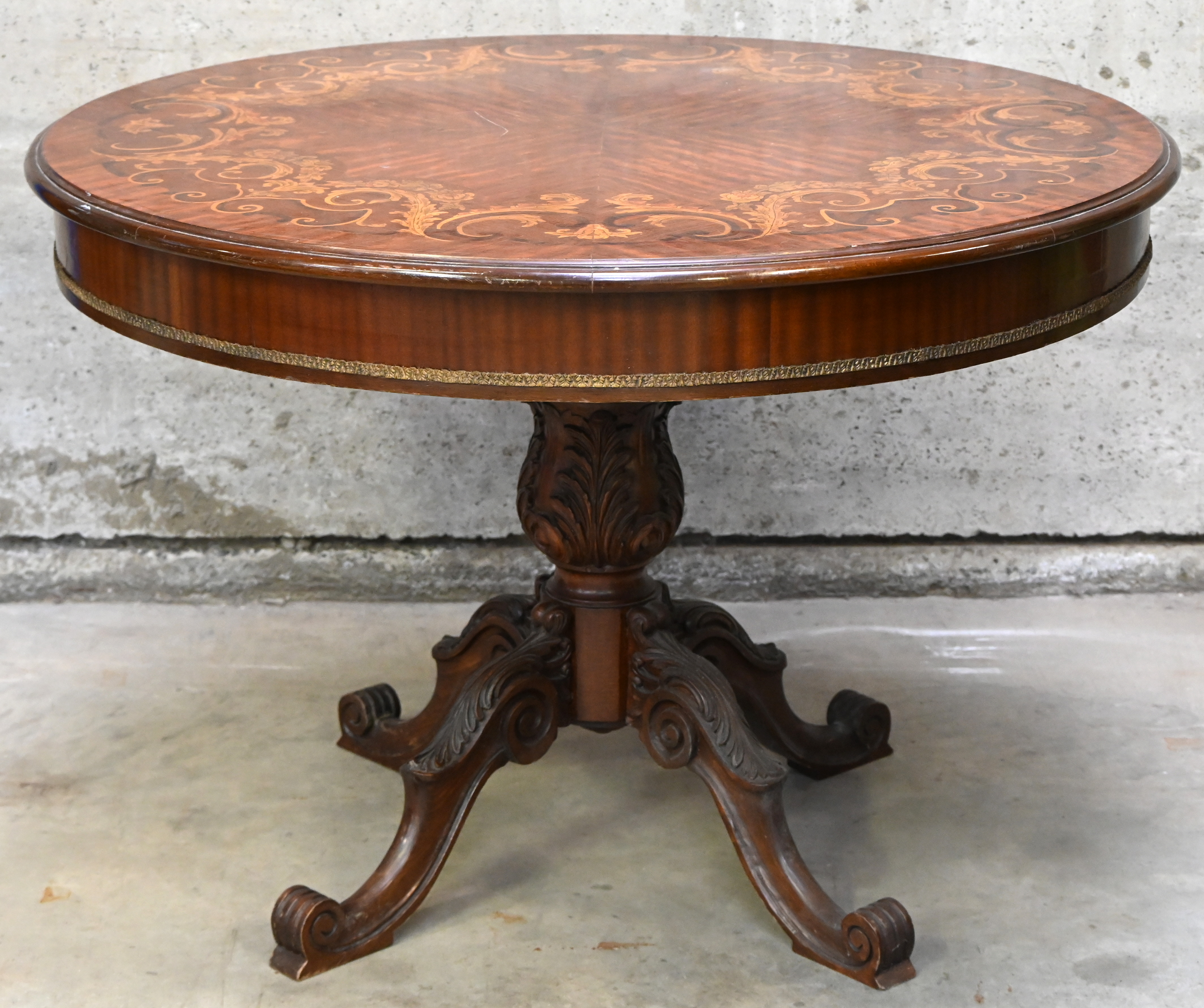 Een gemarquetteerde ronde tafel in Victoriaanse stijl op centrale voet Een gemarquetteerde ronde tafel in Victoriaanse stijl op centrale voet.