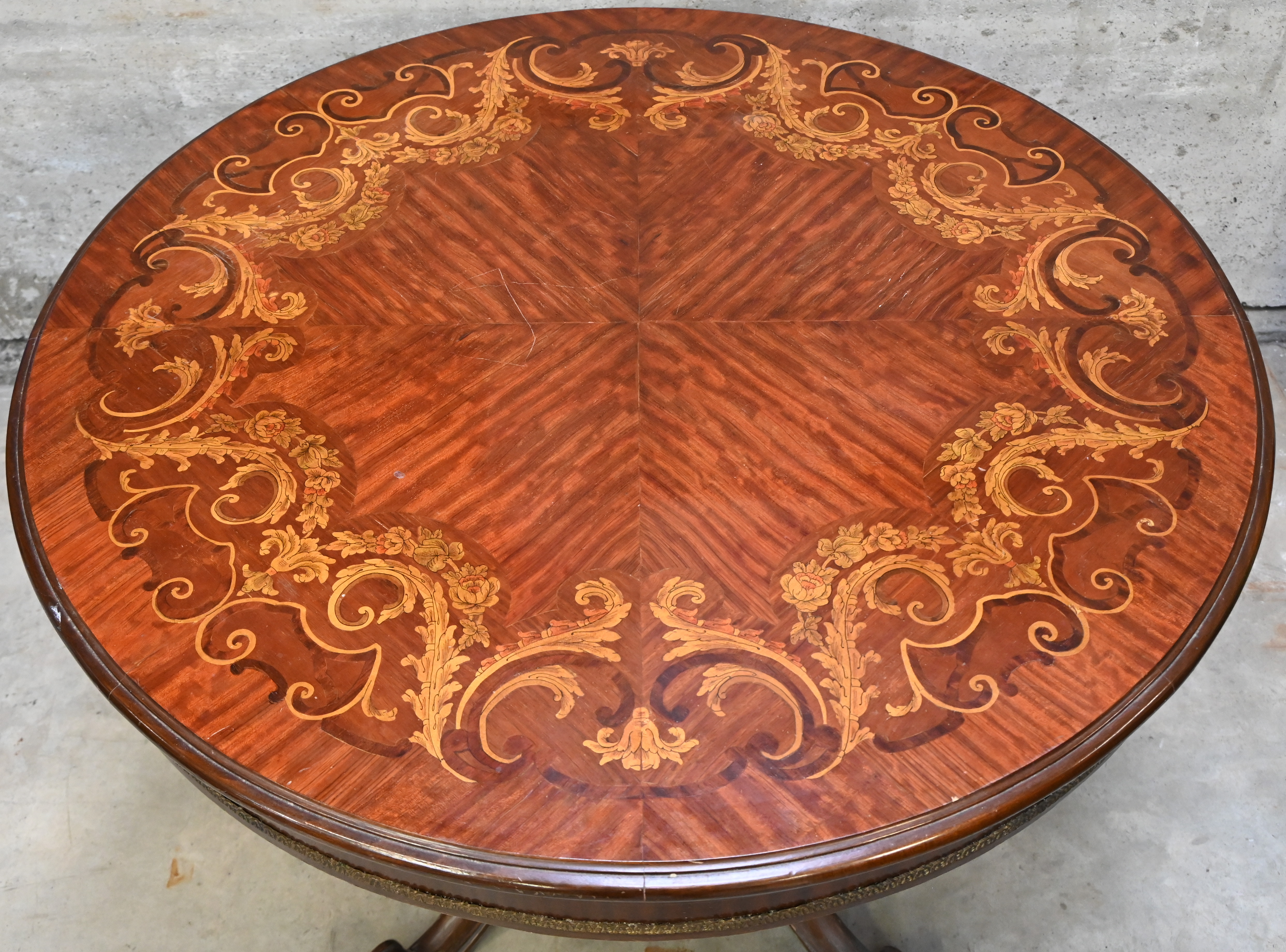 Een gemarquetteerde ronde tafel in Victoriaanse stijl op centrale voet Een gemarquetteerde ronde tafel in Victoriaanse stijl op centrale voet.