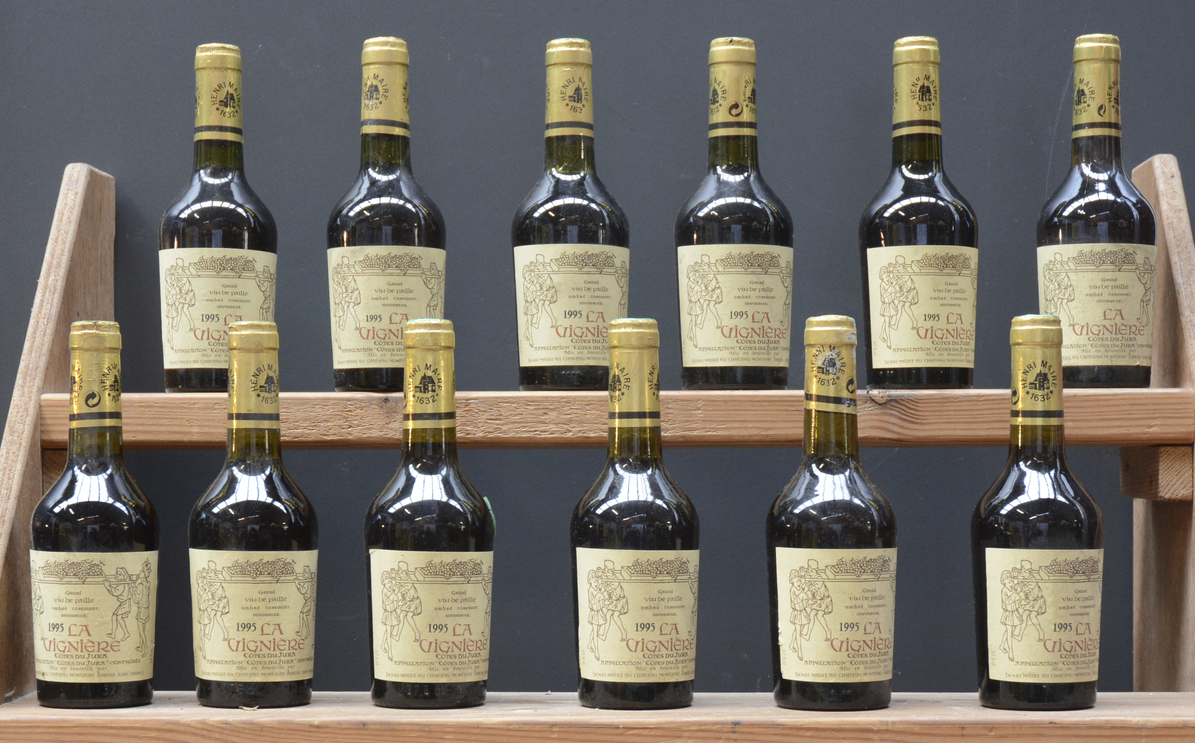 La Vignière Grand Vin de Paille A.C. Côtes du Jura Henri Maire, Ch. Montfort Arbois M.O La Vignière Grand Vin de Paille A.C. Côtes du Jura Henri Maire, Ch. Montfort Arbois M.O. 1995 aantal: 12 hbt