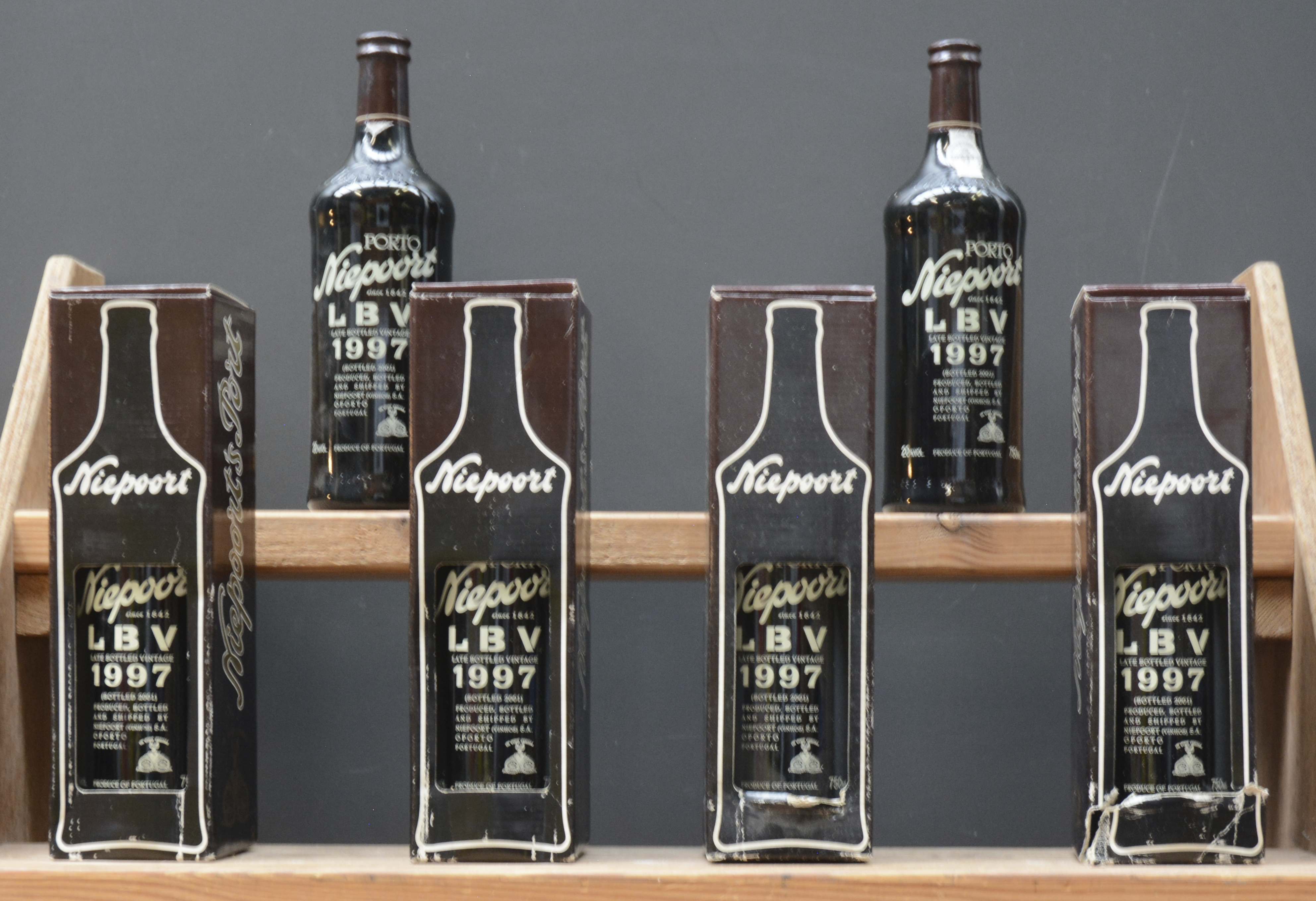 L.B.V. Port Bottled 2001 Niepoort Vinhos S.A. Oporto M.O L.B.V. Port Bottled 2001 Niepoort Vinhos S.A. Oporto M.O. 1997 aantal: 6 bt