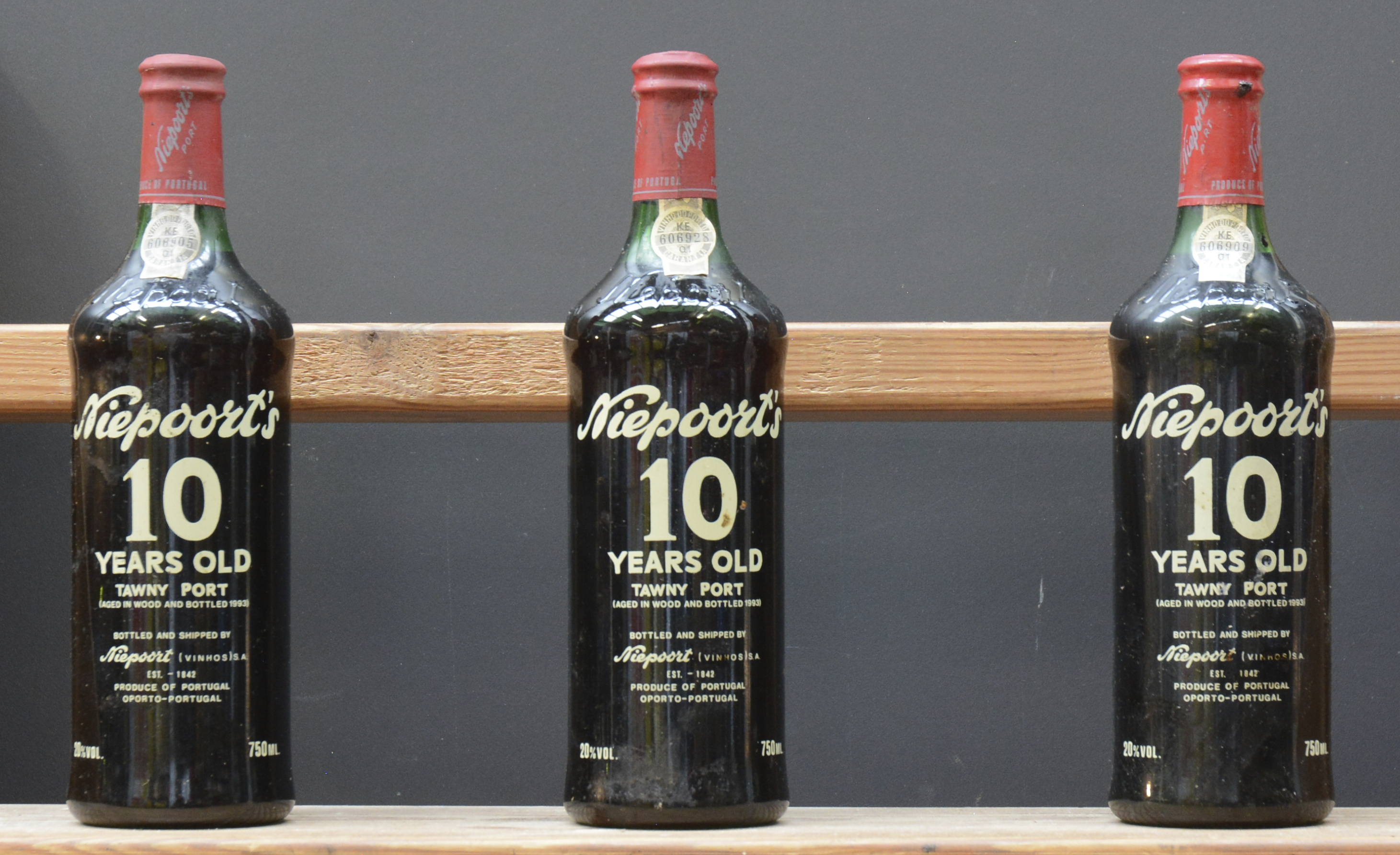 10 Years Old Tawny Port Bottled 1993 Niepoort Vinhos S.A. Oporto M.O 10 Years Old Tawny Port Bottled 1993 Niepoort Vinhos S.A. Oporto M.O. 0 aantal: 3 bt