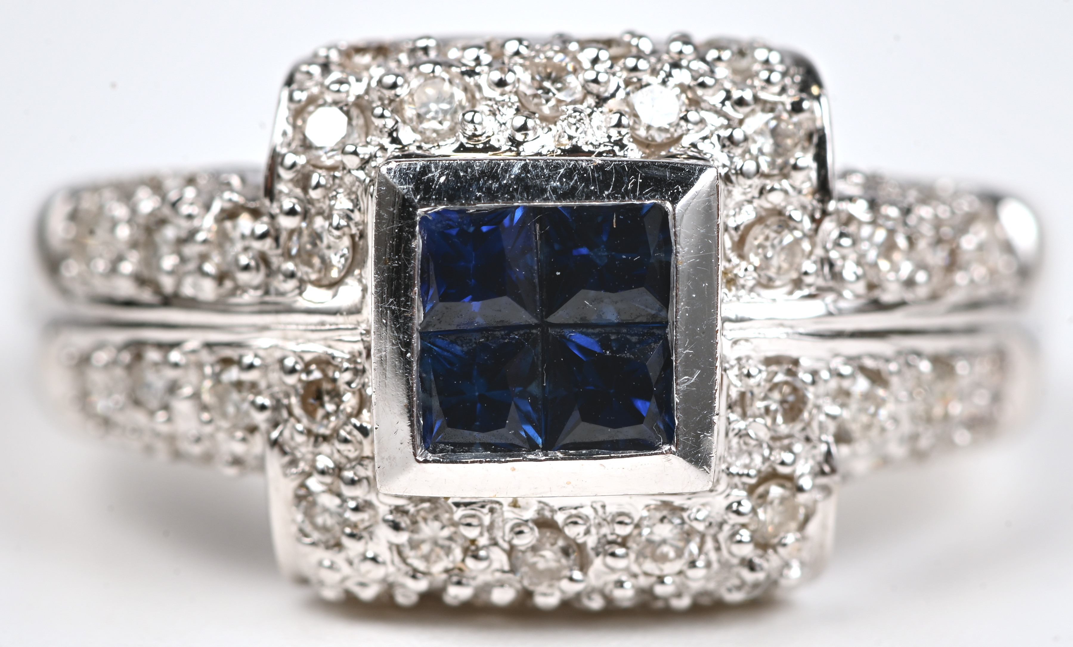 Een 18 kt witgouden ring bezet met 4 saffieren met een gezamenlijk gewicht van 0,52 ct en met briljanten van een gezamenlijk gewicht van 1,16 ct Een 18 kt witgouden ring bezet met 4 saffieren met een gezamenlijk gewicht van 0,52 ct en met briljanten van een gezamenlijk gewicht van 1,16 ct.