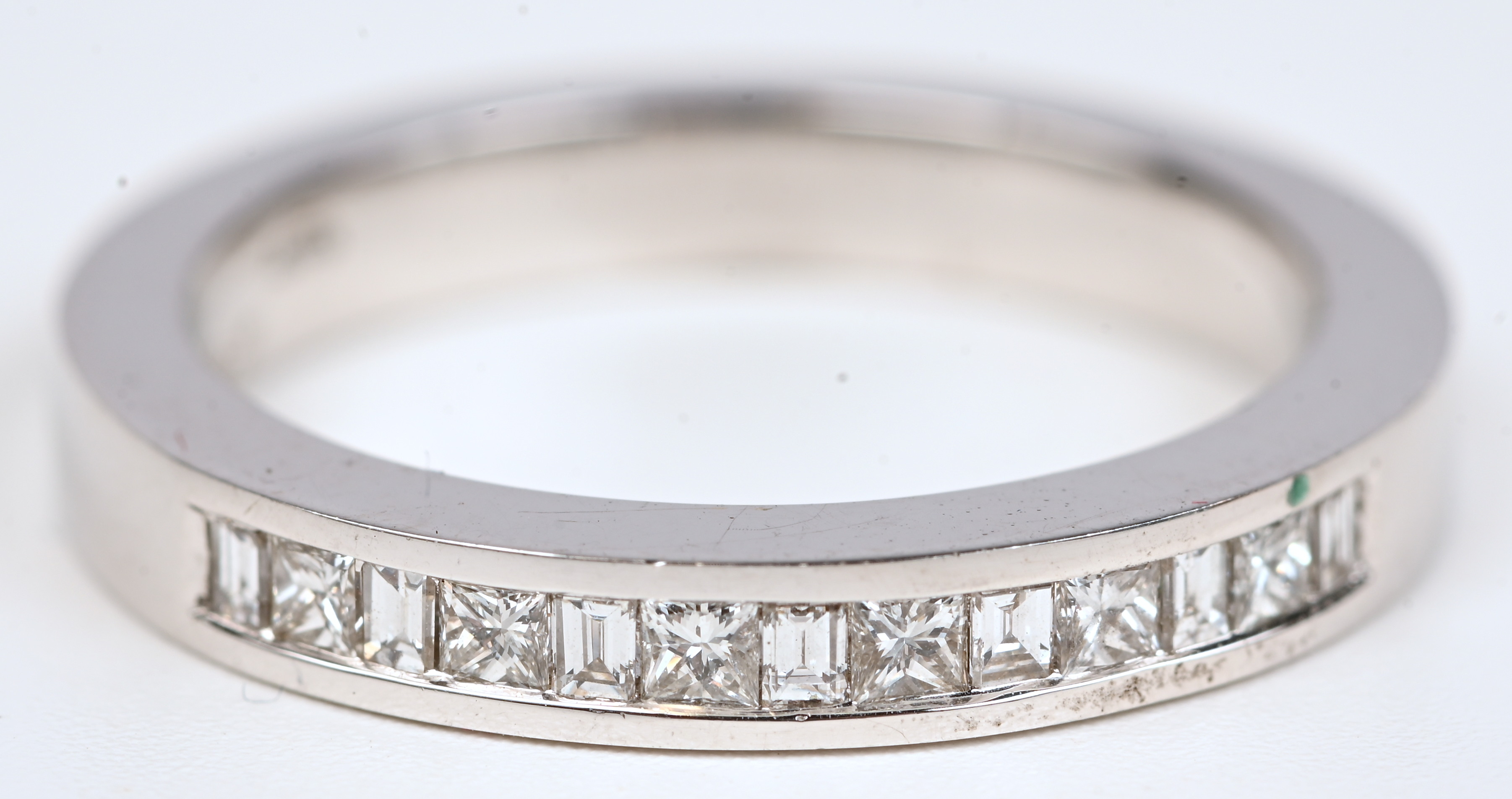 Een 18 kt witgouden ring bezet met briljanten van een gezamenlijk gewicht van 0,65 ct Een 18 kt witgouden ring bezet met briljanten van een gezamenlijk gewicht van 0,65 ct.