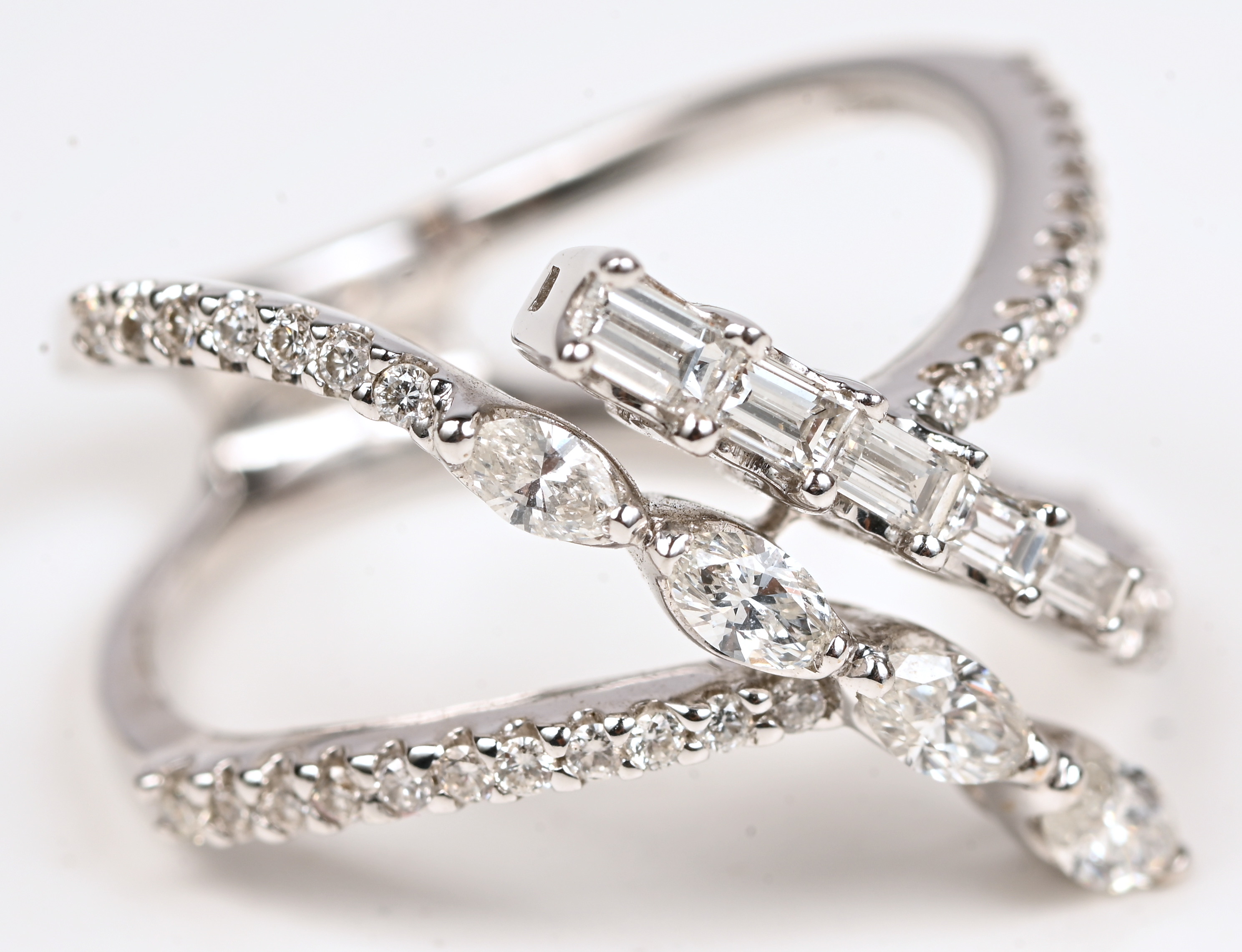 Een 18 kt witgouden ring bezet met briljanten van een gezamenlijk gewicht van 1,32 ct Een 18 kt witgouden ring bezet met briljanten van een gezamenlijk gewicht van 1,32 ct.