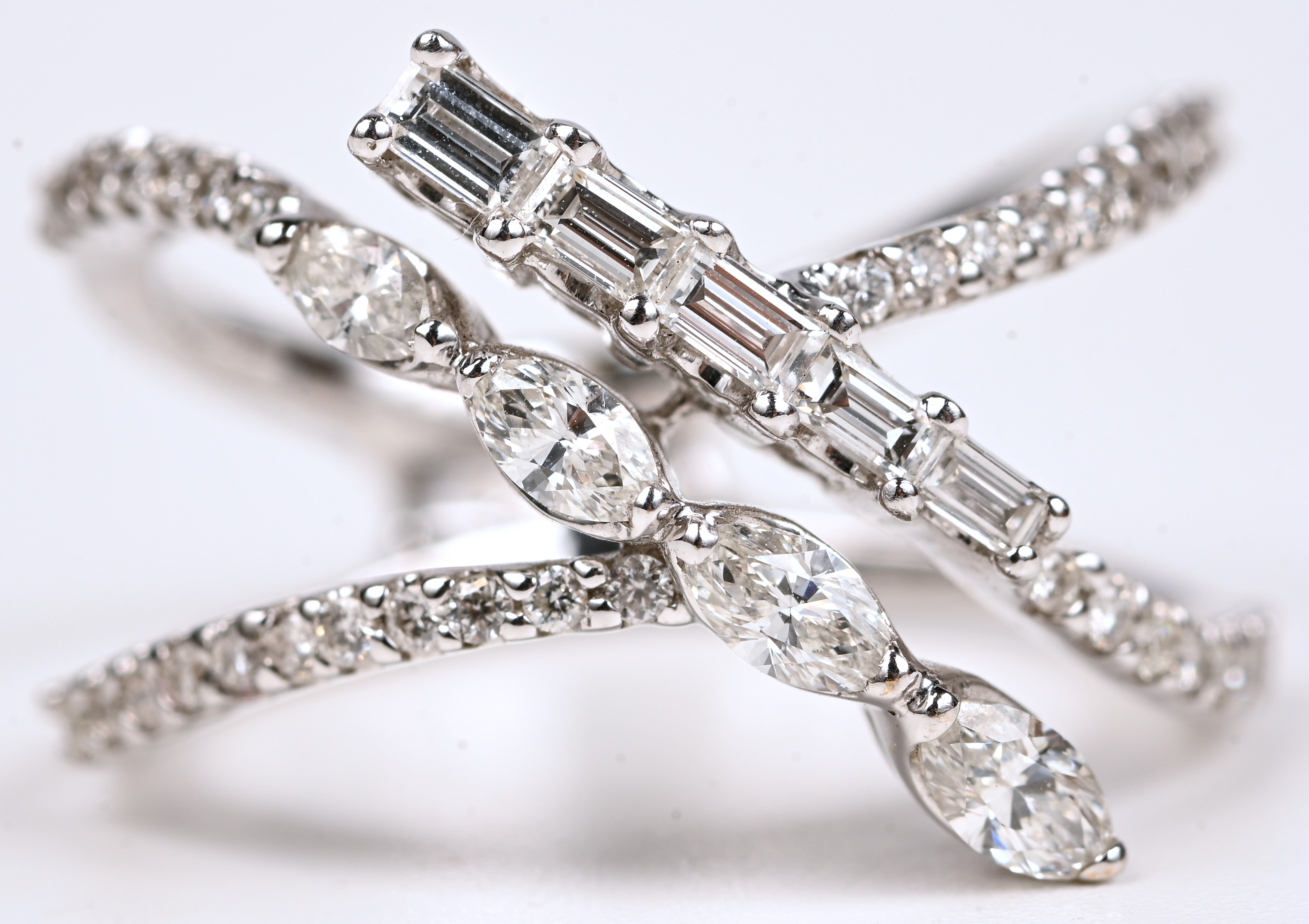 Een 18 kt witgouden ring bezet met briljanten van een gezamenlijk gewicht van 1,32 ct Een 18 kt witgouden ring bezet met briljanten van een gezamenlijk gewicht van 1,32 ct.