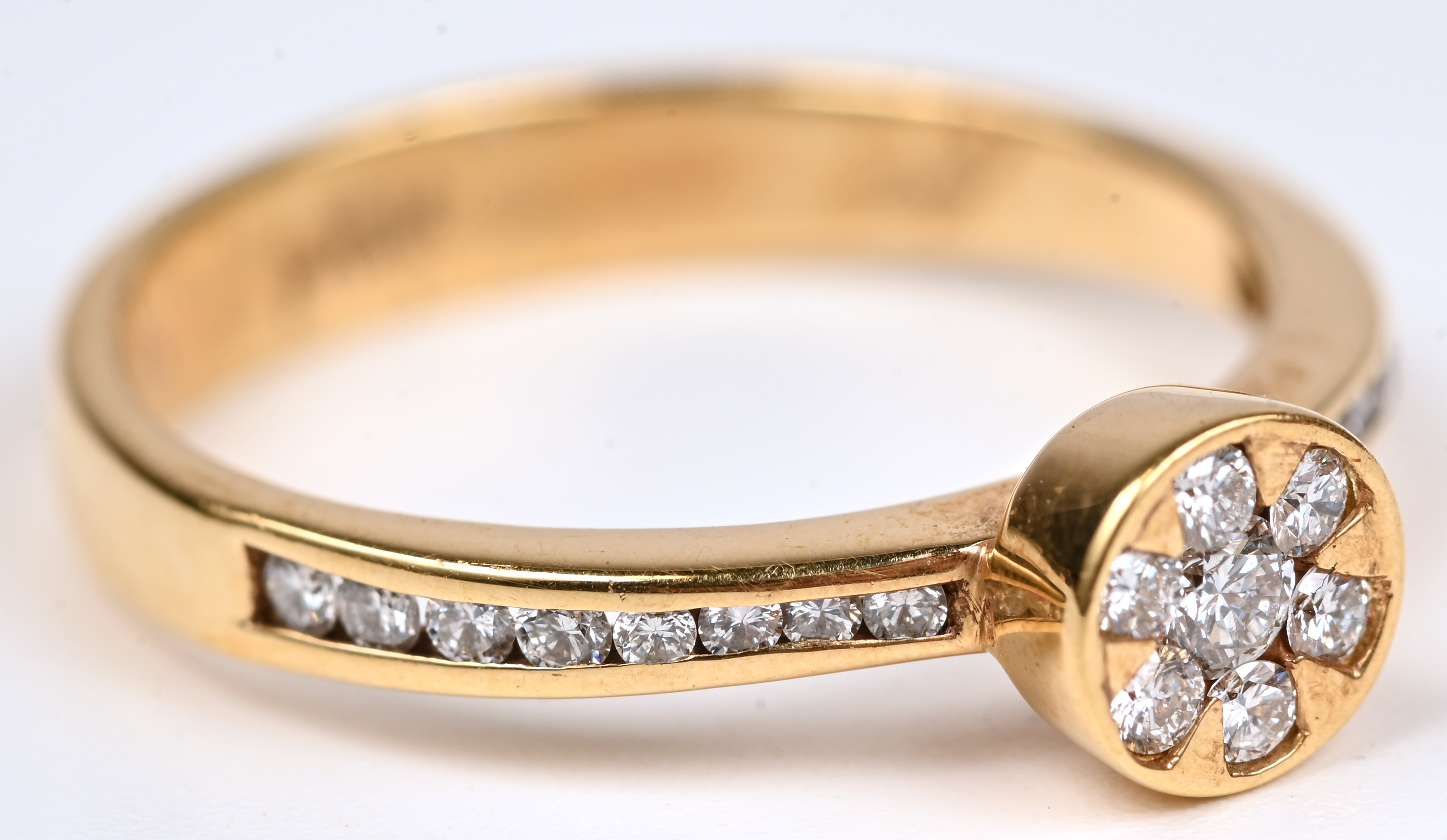 Een 18 kt geelgouden ring bezet met briljanten van een gezamenlijk gewicht van 0,33 ct Een 18 kt geelgouden ring bezet met briljanten van een gezamenlijk gewicht van 0,33 ct.